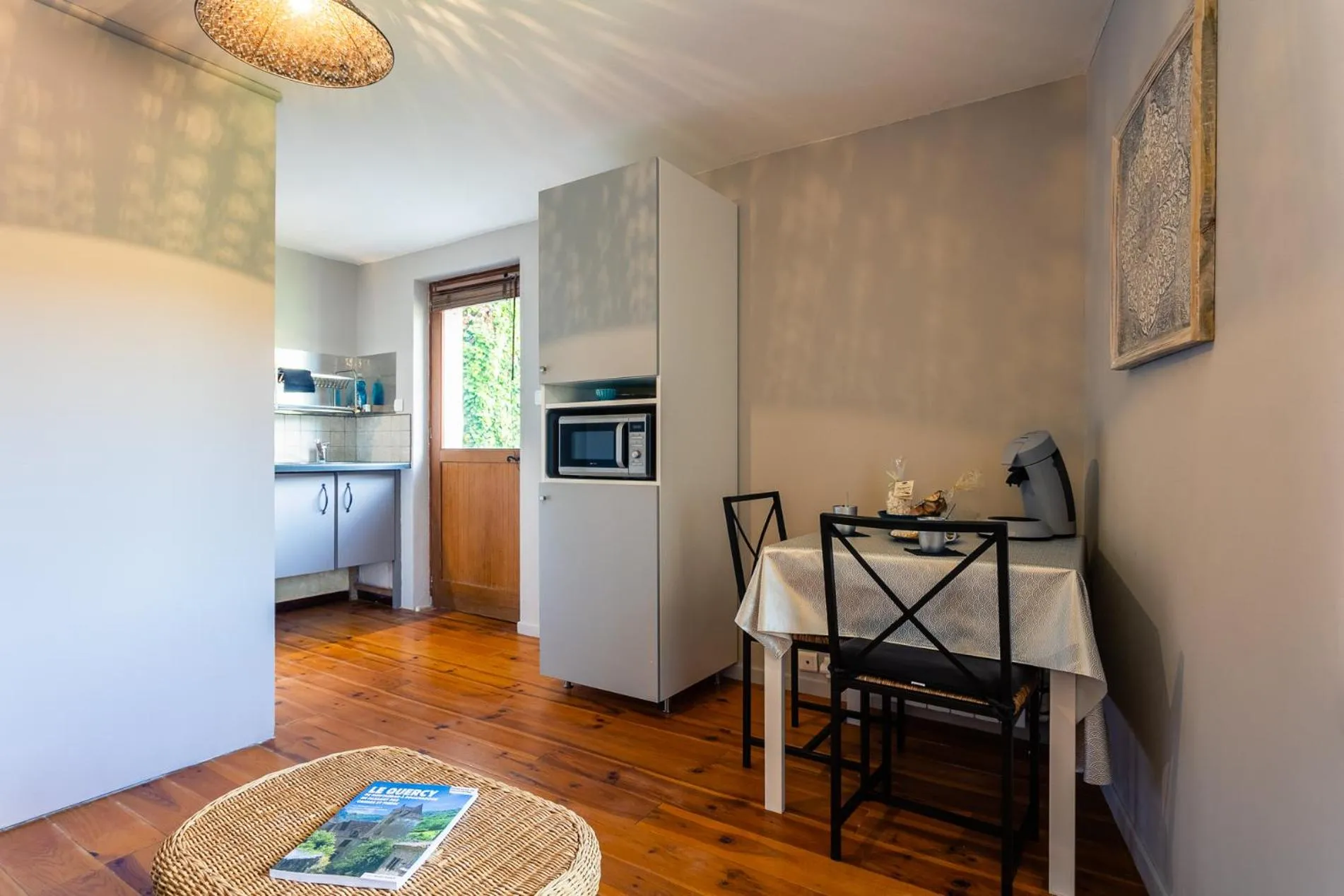 Kitchen or kitchenette in Gîtes Un Jardin dans la Falaise