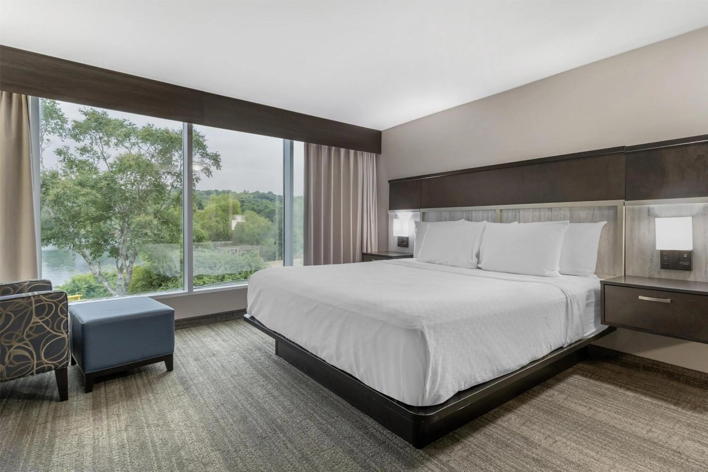 Bedroom, Bed in Best Western Plus Chocolate Lake Hotel - Halifax