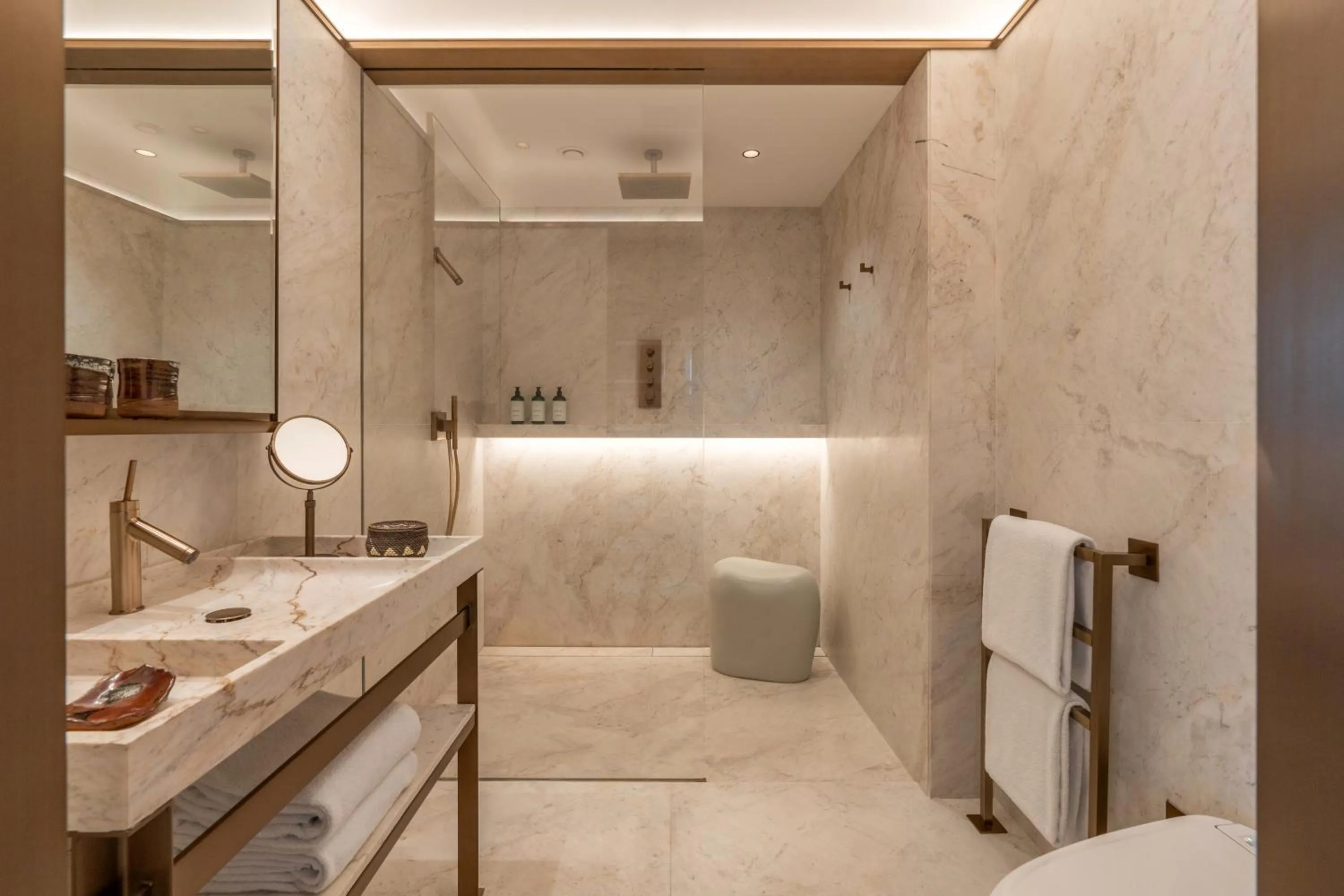 Shower in Rosewood São Paulo