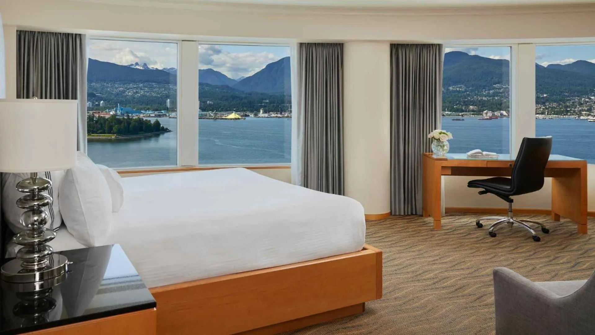 Mountain view, Bed in Pan Pacific Vancouver