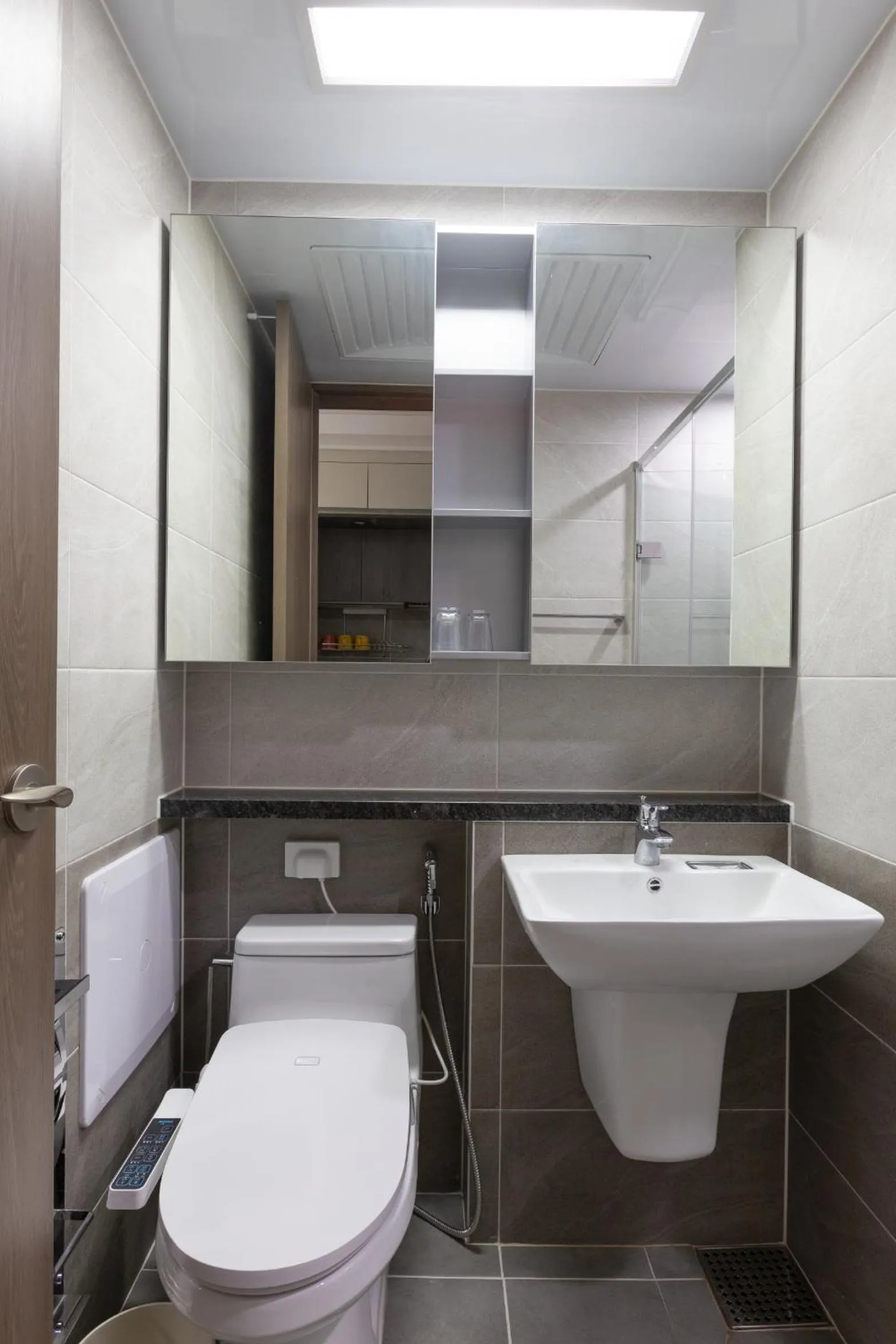 Toilet in Golden Planet Hotel