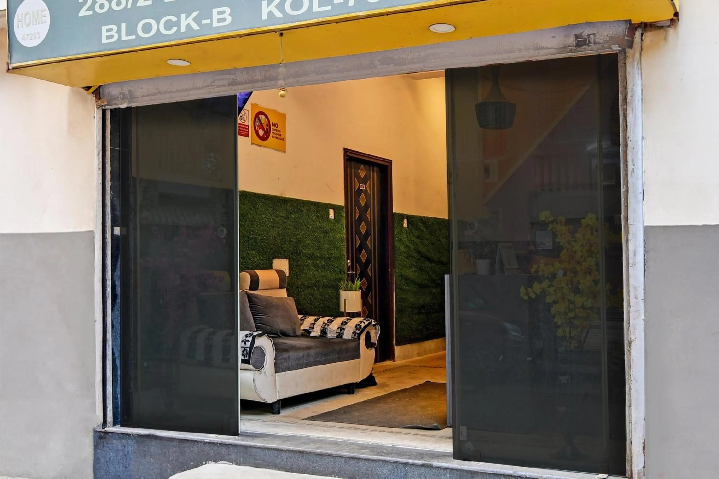 Facade/entrance in Super OYO 82026 BANGUR INN