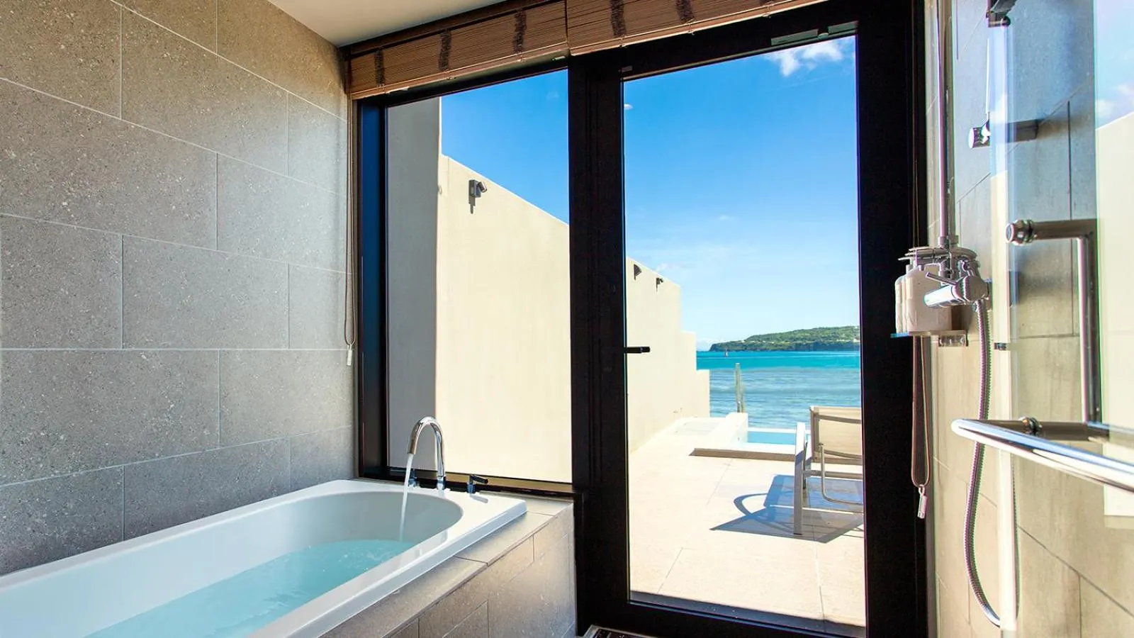 Bathroom in Feliz Villa Suite Kourijima View