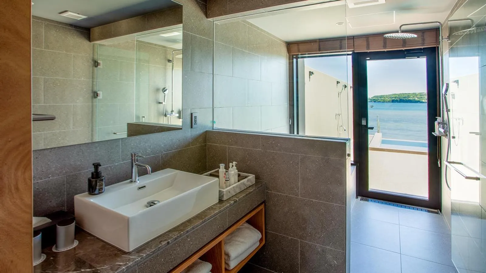 Bathroom in Feliz Villa Suite Kourijima View