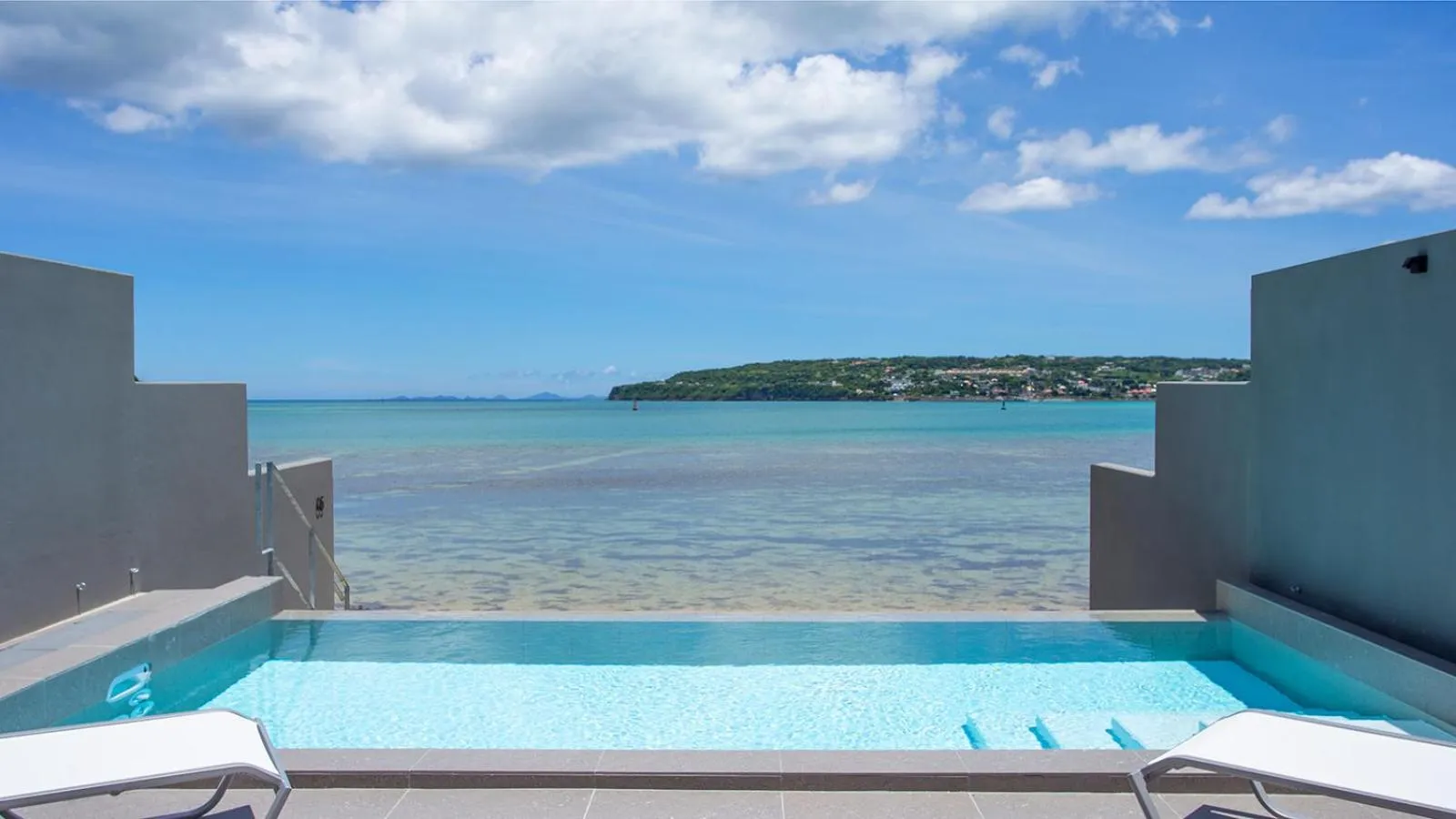 Pool view in Feliz Villa Suite Kourijima View