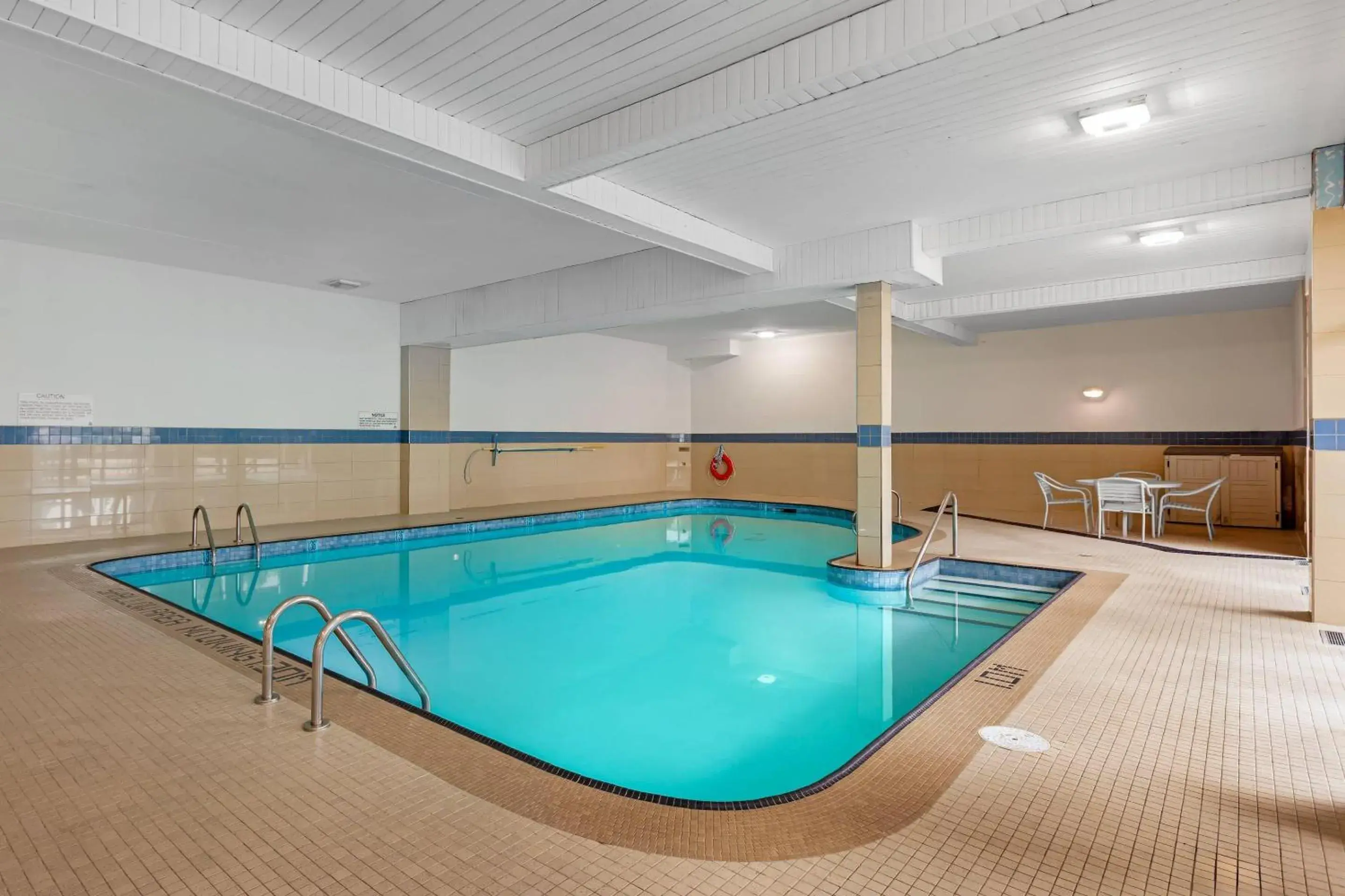 Swimming pool in Quality Inn & Suites Swimming pool in Quality Inn & Suites