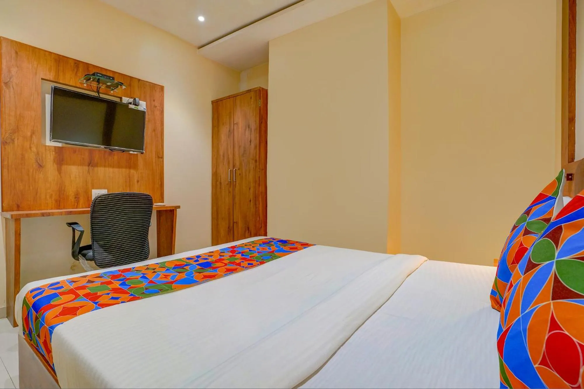 Communal lounge/ TV room in FabExpress Colaba Grand