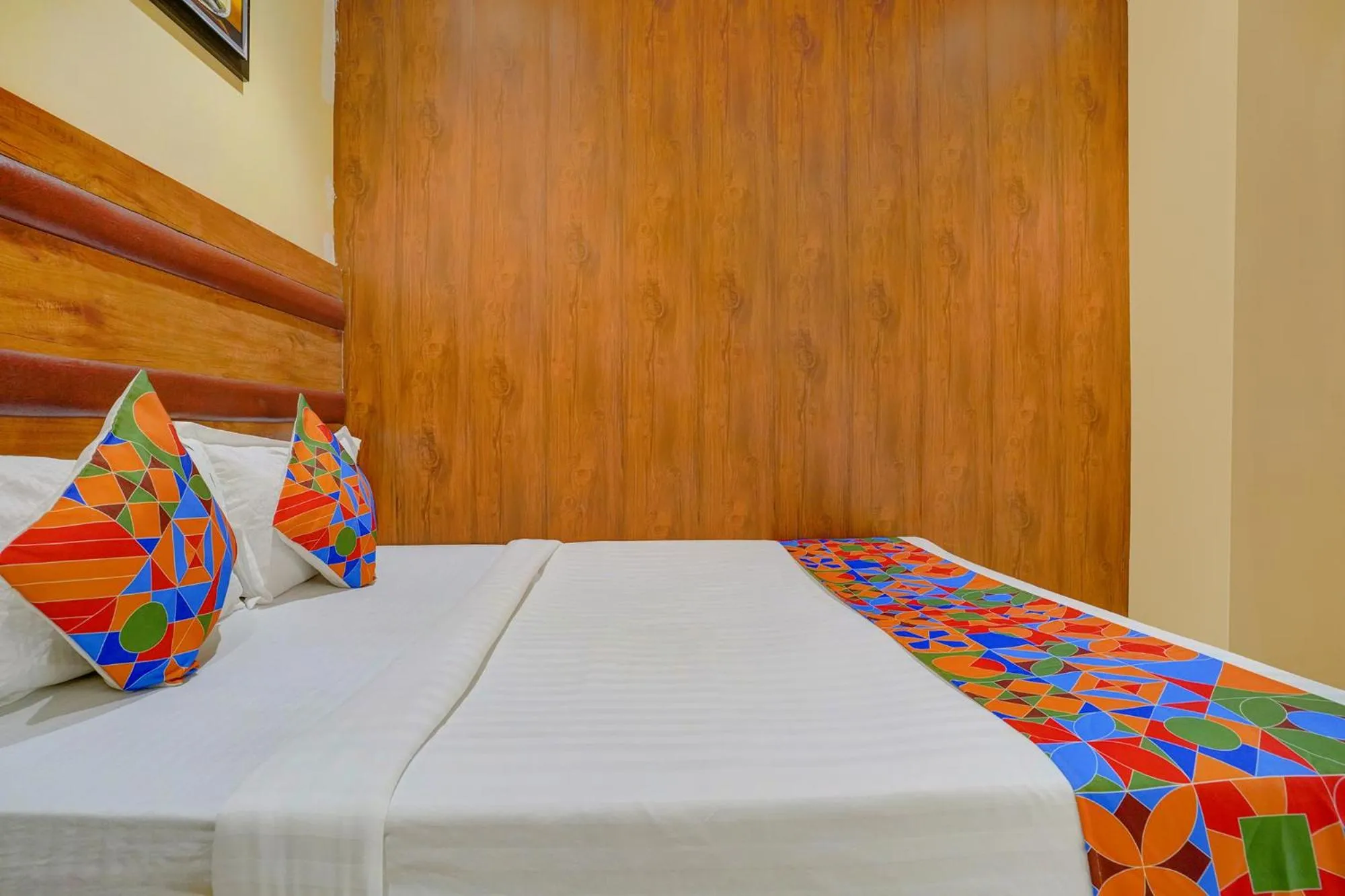 Photo of the whole room in FabExpress Colaba Grand