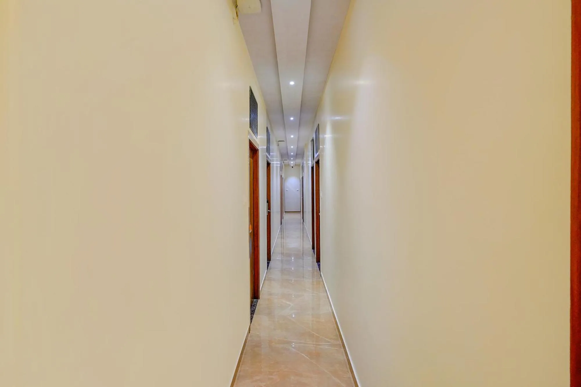 Lobby or reception in FabExpress Colaba Grand