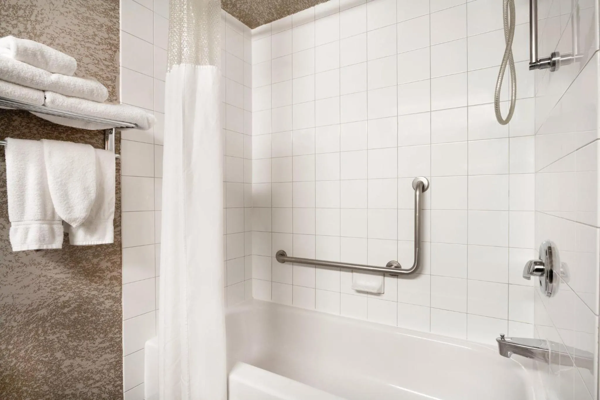 Photo of the whole room in Prairie Crest Calgary Airport by IHG