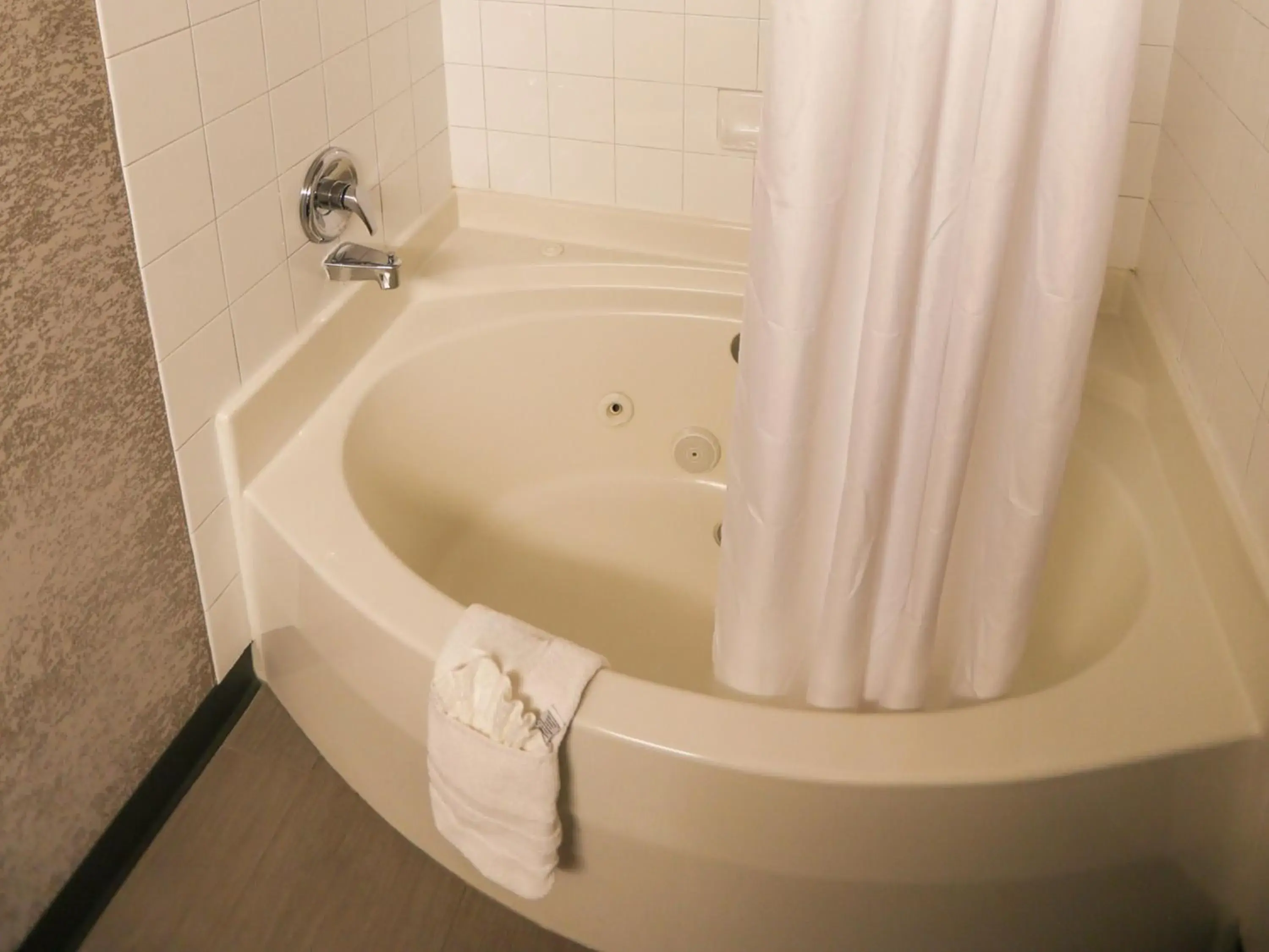 Premium King Room with Jetted Bath in Prairie Crest Calgary Airport by IHG Premium King Room with Jetted Bath in Prairie Crest Calgary Airport by IHG