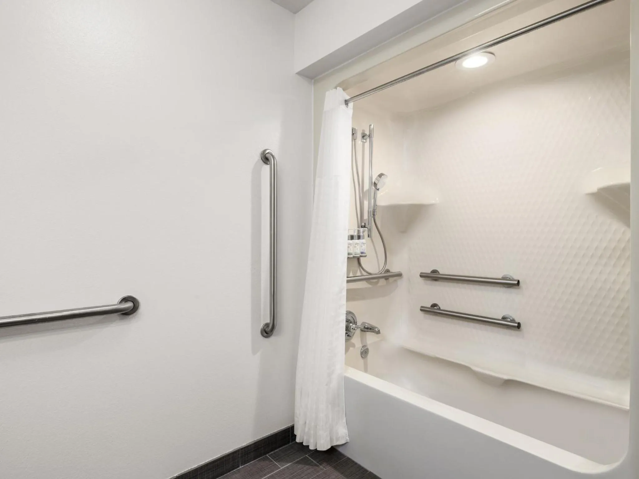 Photo of the whole room in Prairie Crest Calgary Airport by IHG