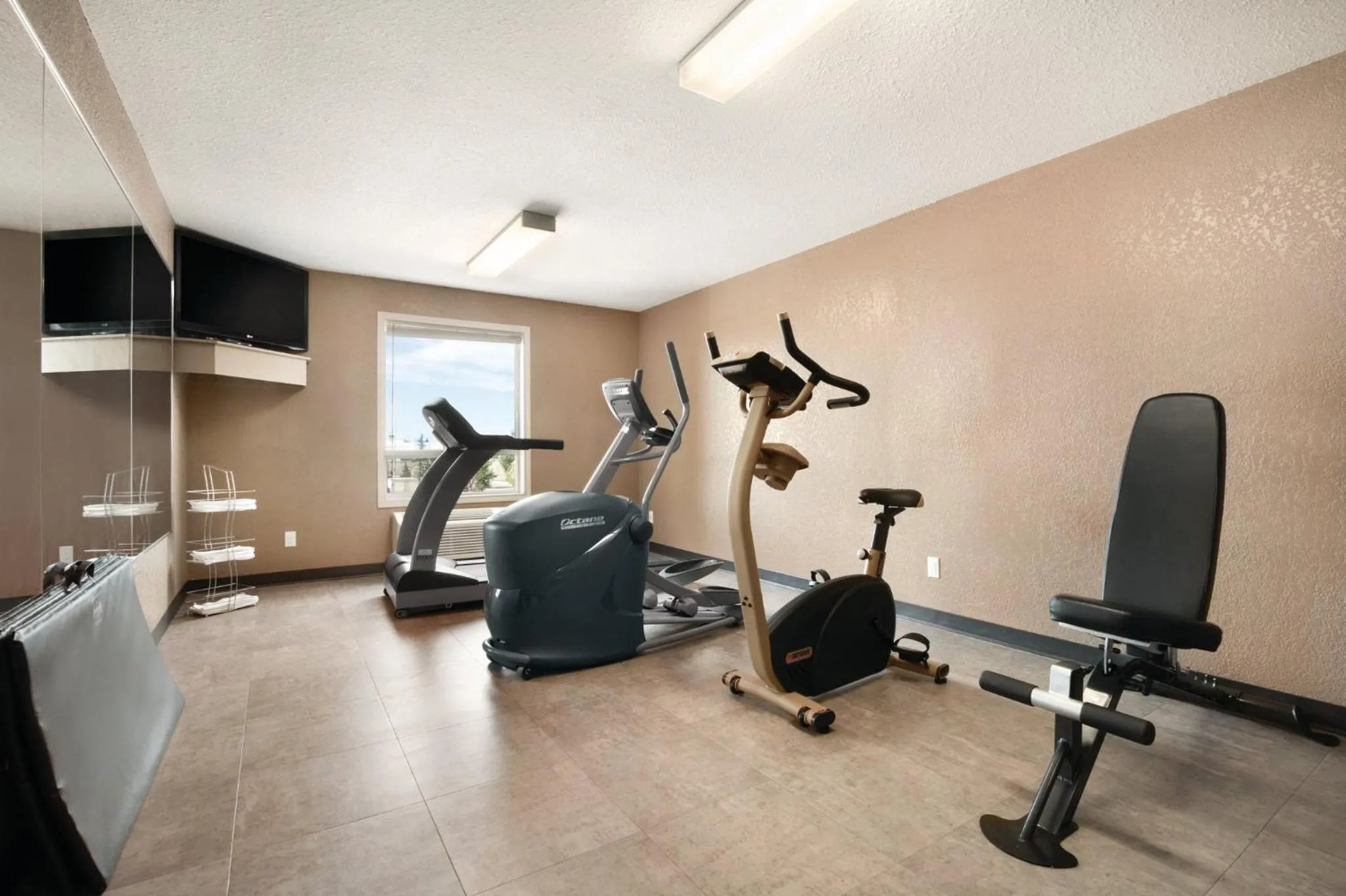 Fitness centre/facilities in Prairie Crest Calgary Airport by IHG