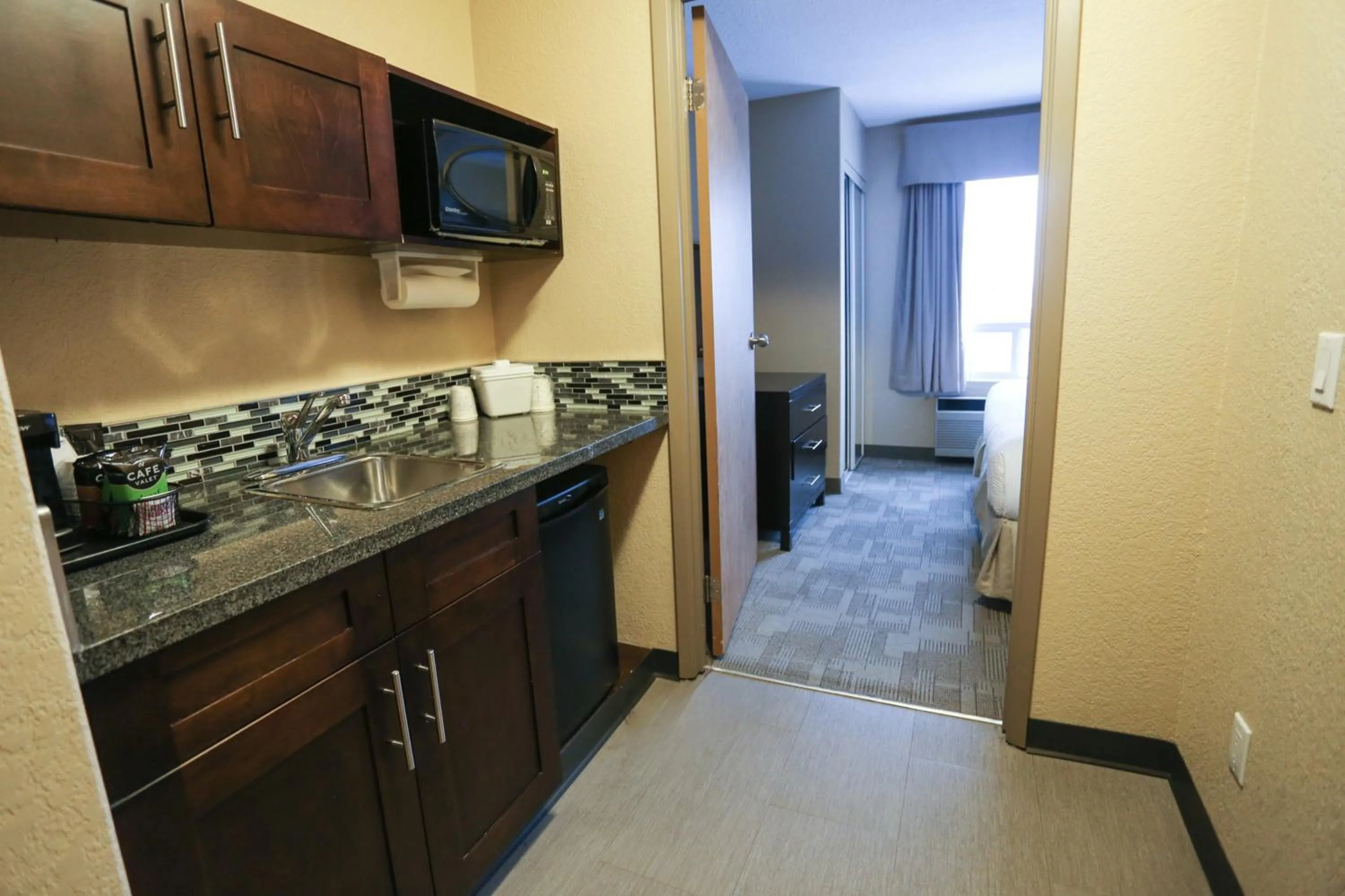 Photo of the whole room in Prairie Crest Calgary Airport by IHG