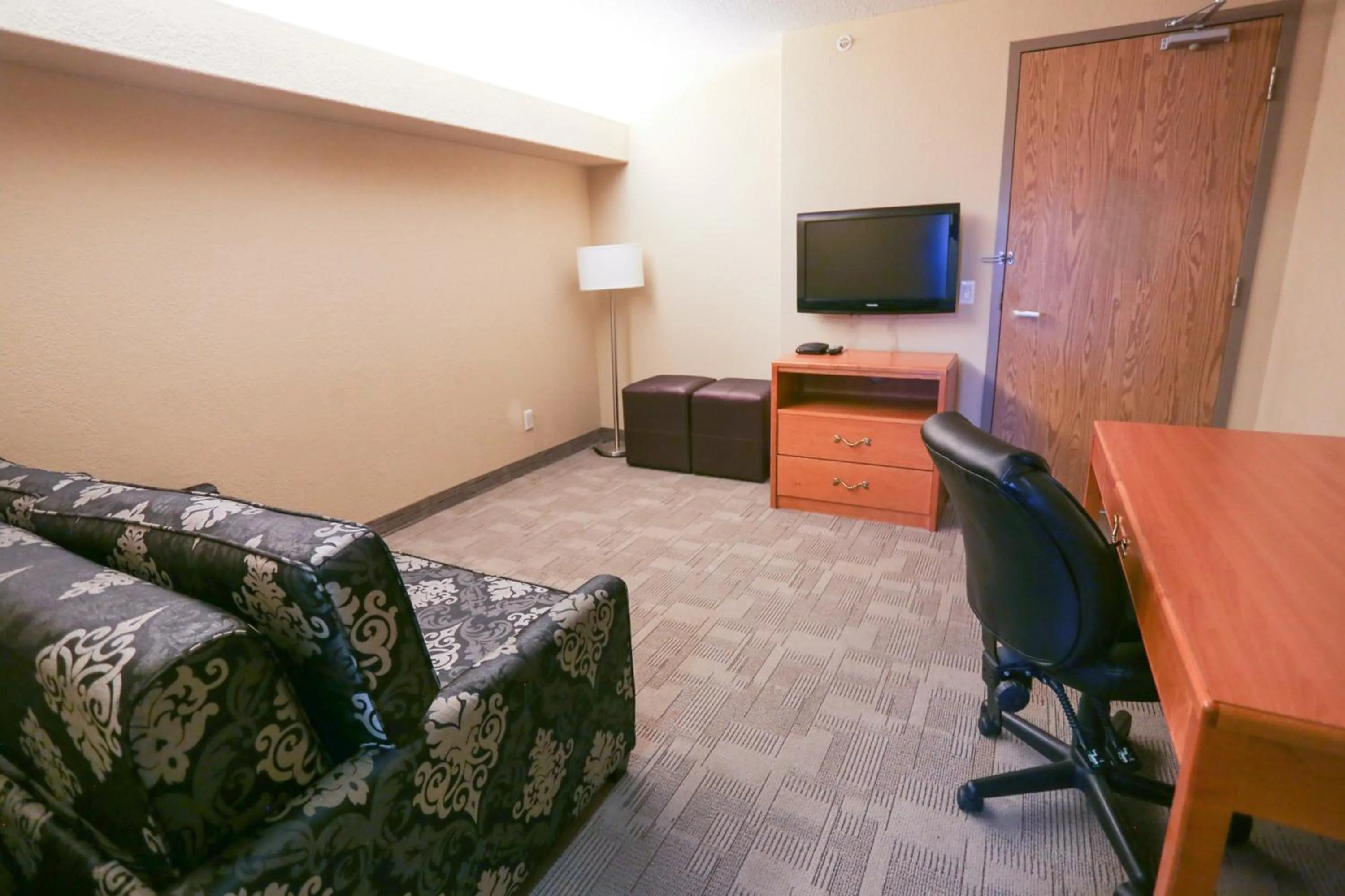Photo of the whole room in Prairie Crest Calgary Airport by IHG