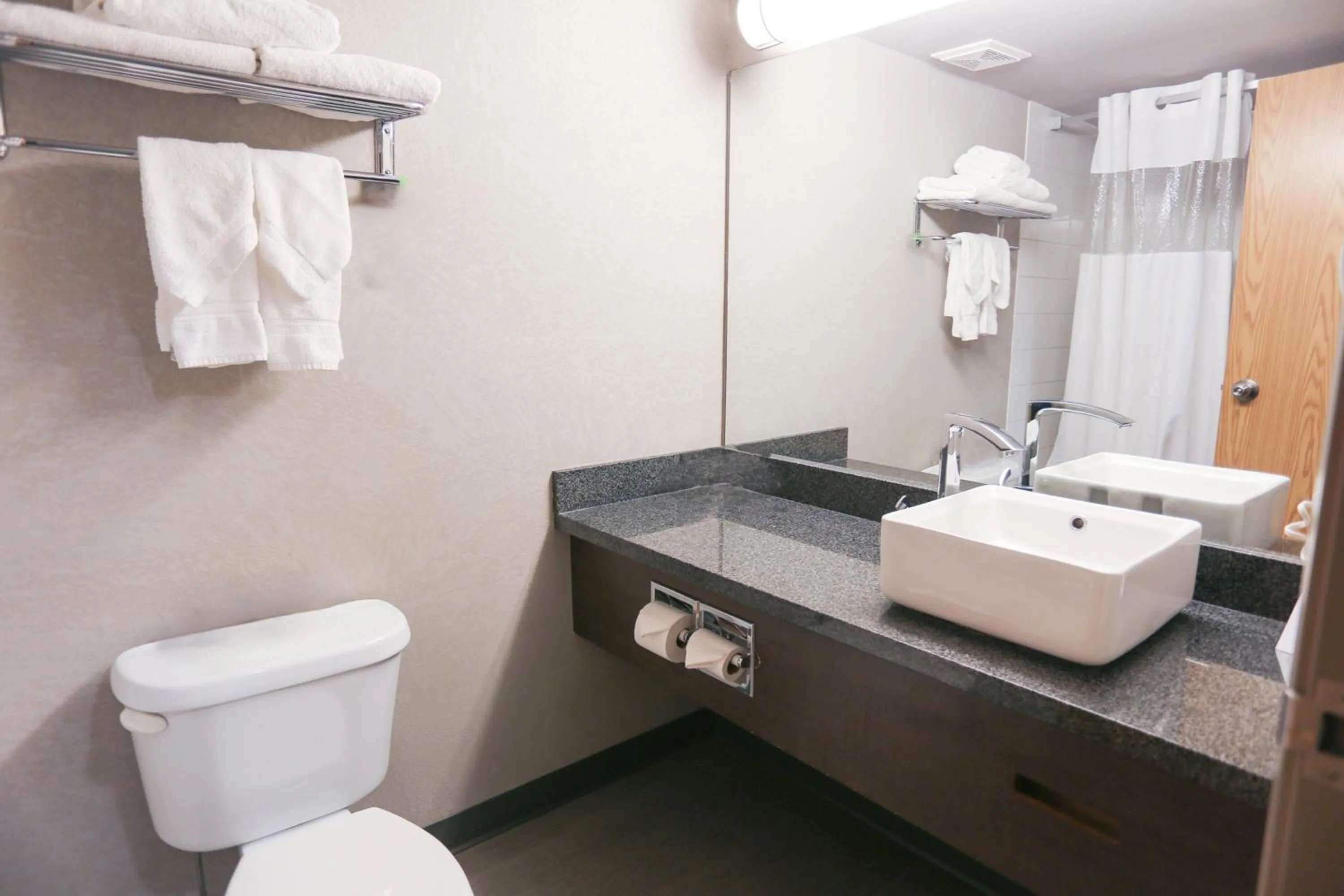 Photo of the whole room in Prairie Crest Calgary Airport by IHG