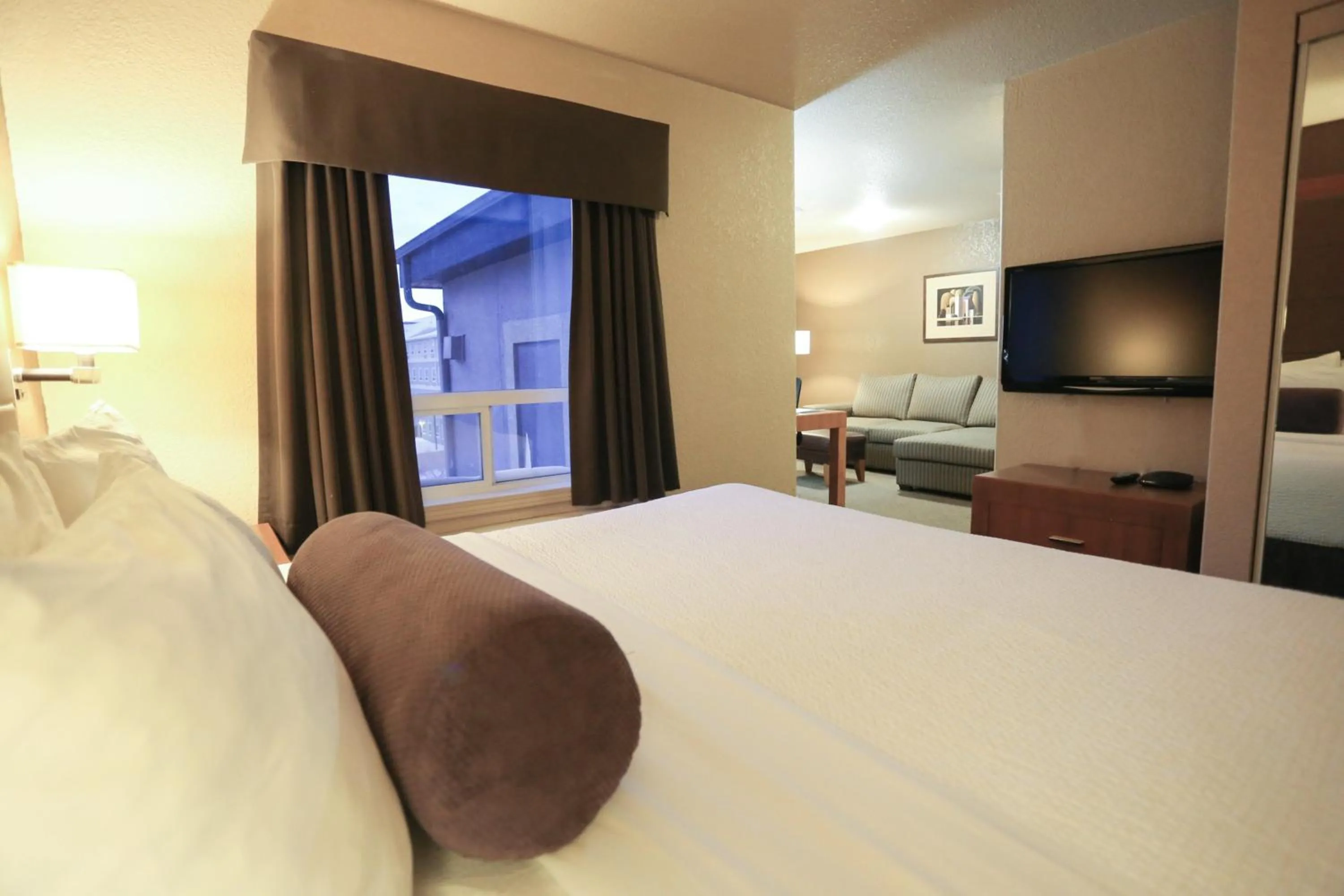 Photo of the whole room, Bed in Prairie Crest Calgary Airport by IHG
