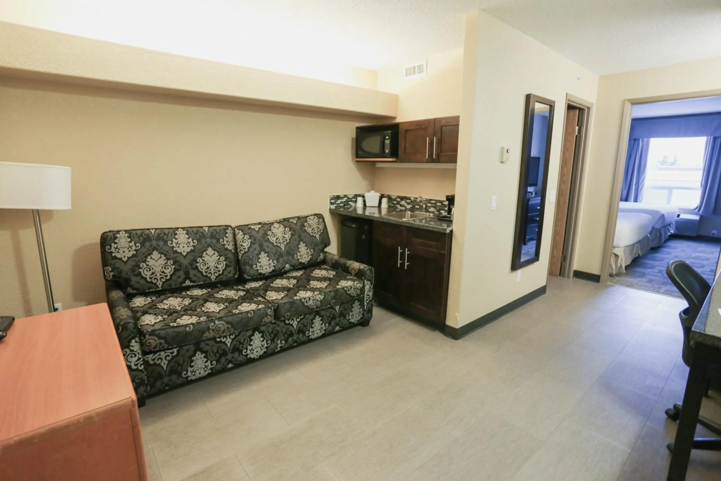 Photo of the whole room in Prairie Crest Calgary Airport by IHG