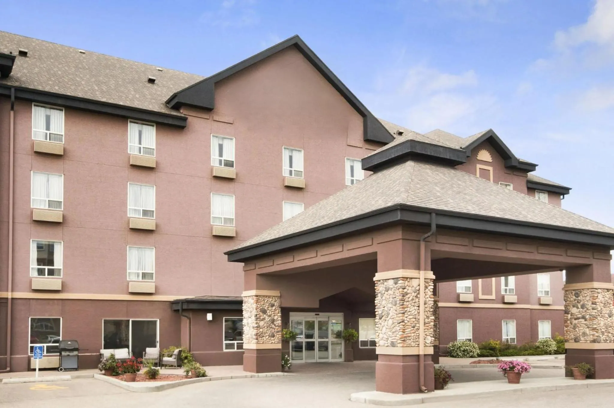 Property building in Prairie Crest Calgary Airport by IHG