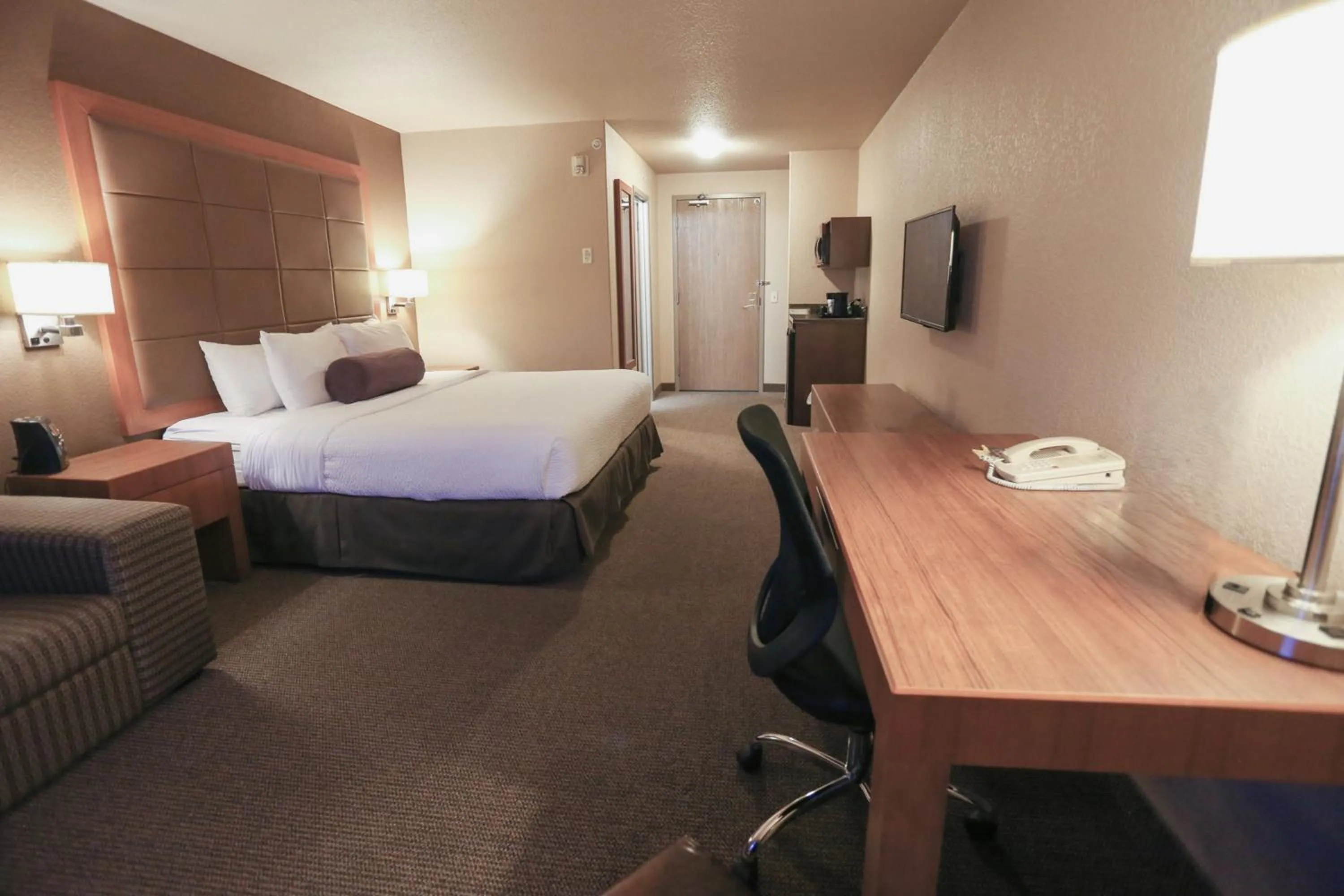 Photo of the whole room, Bed in Prairie Crest Calgary Airport by IHG