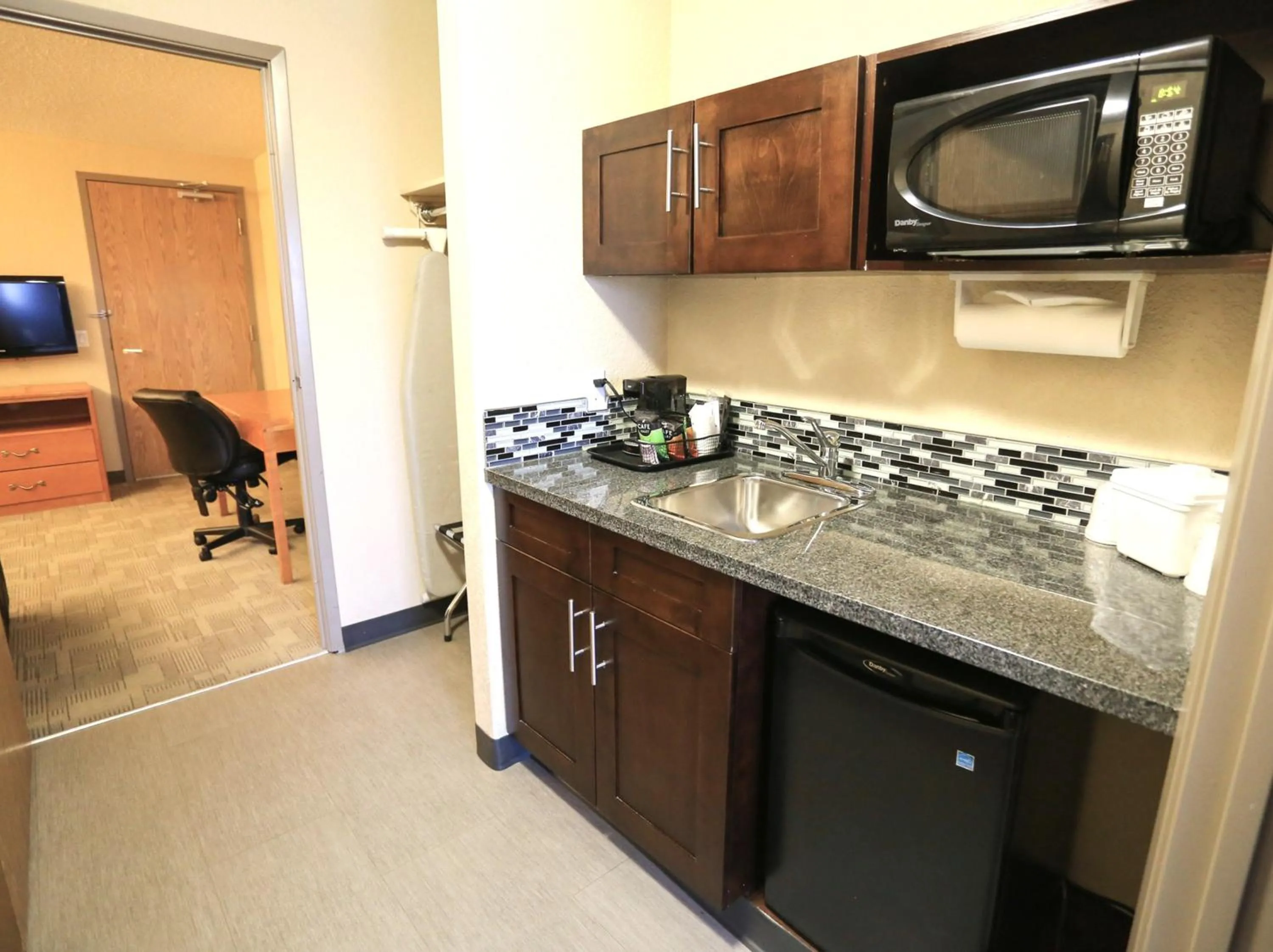 Photo of the whole room in Prairie Crest Calgary Airport by IHG