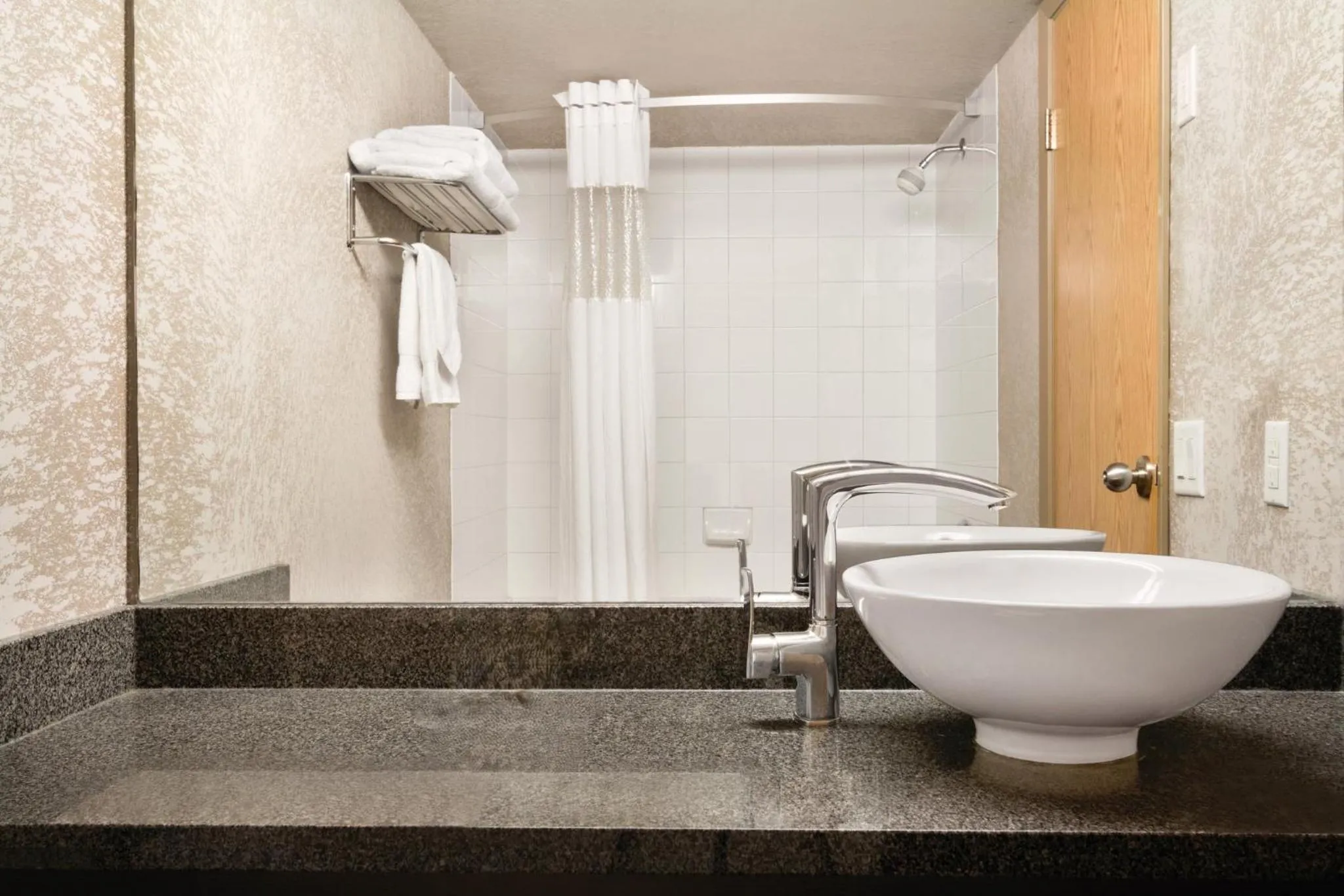 Photo of the whole room in Prairie Crest Calgary Airport by IHG
