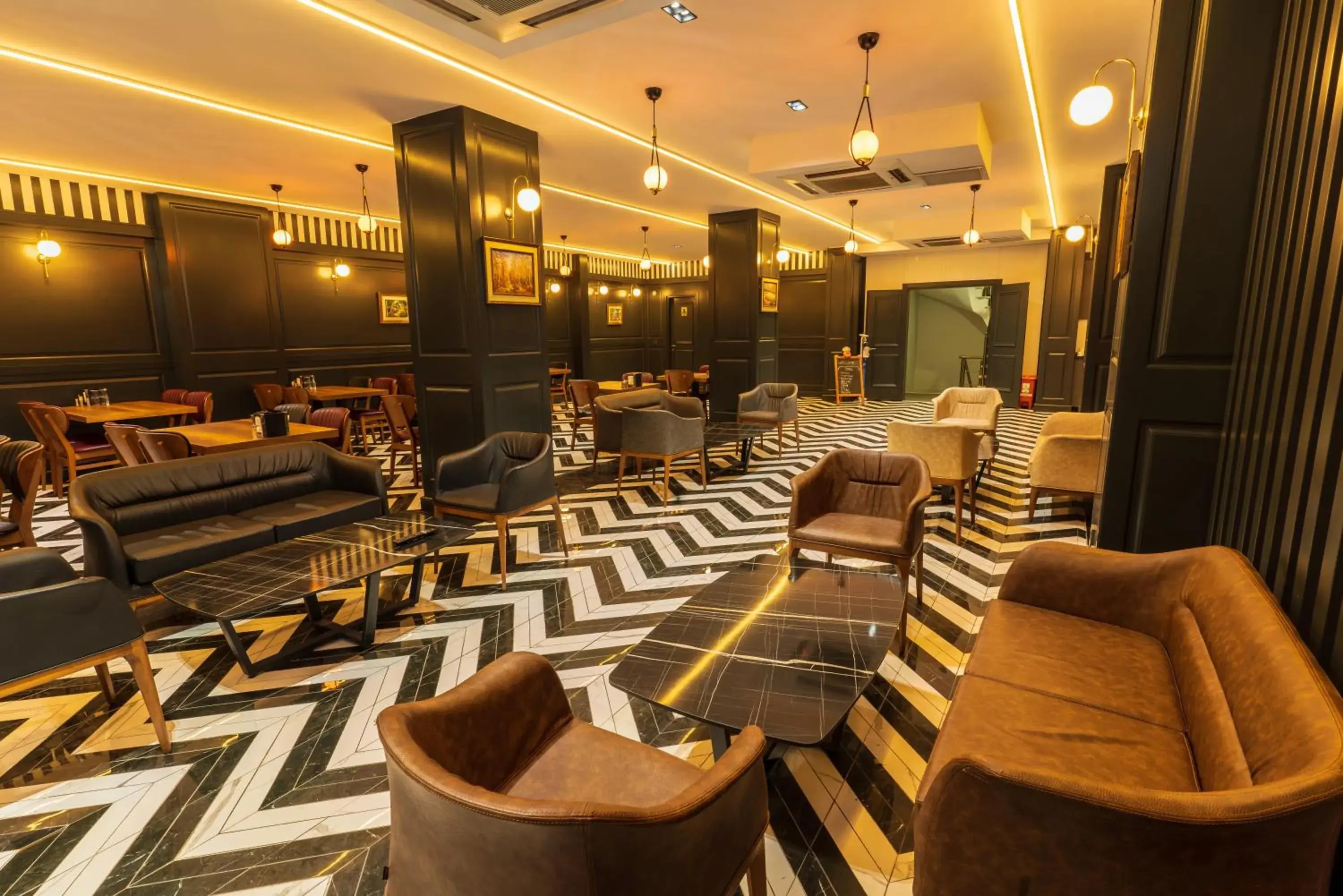 Restaurant/places to eat in Express Plus Hotel Restaurant/places to eat in Express Plus Hotel