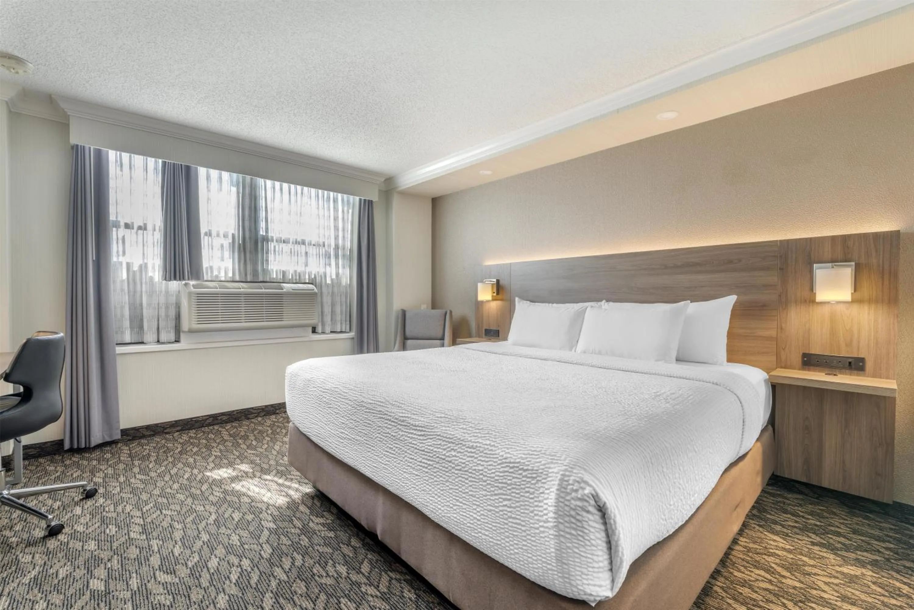 Bedroom, Bed in BEST WESTERN PLUS Carlton Plaza Hotel