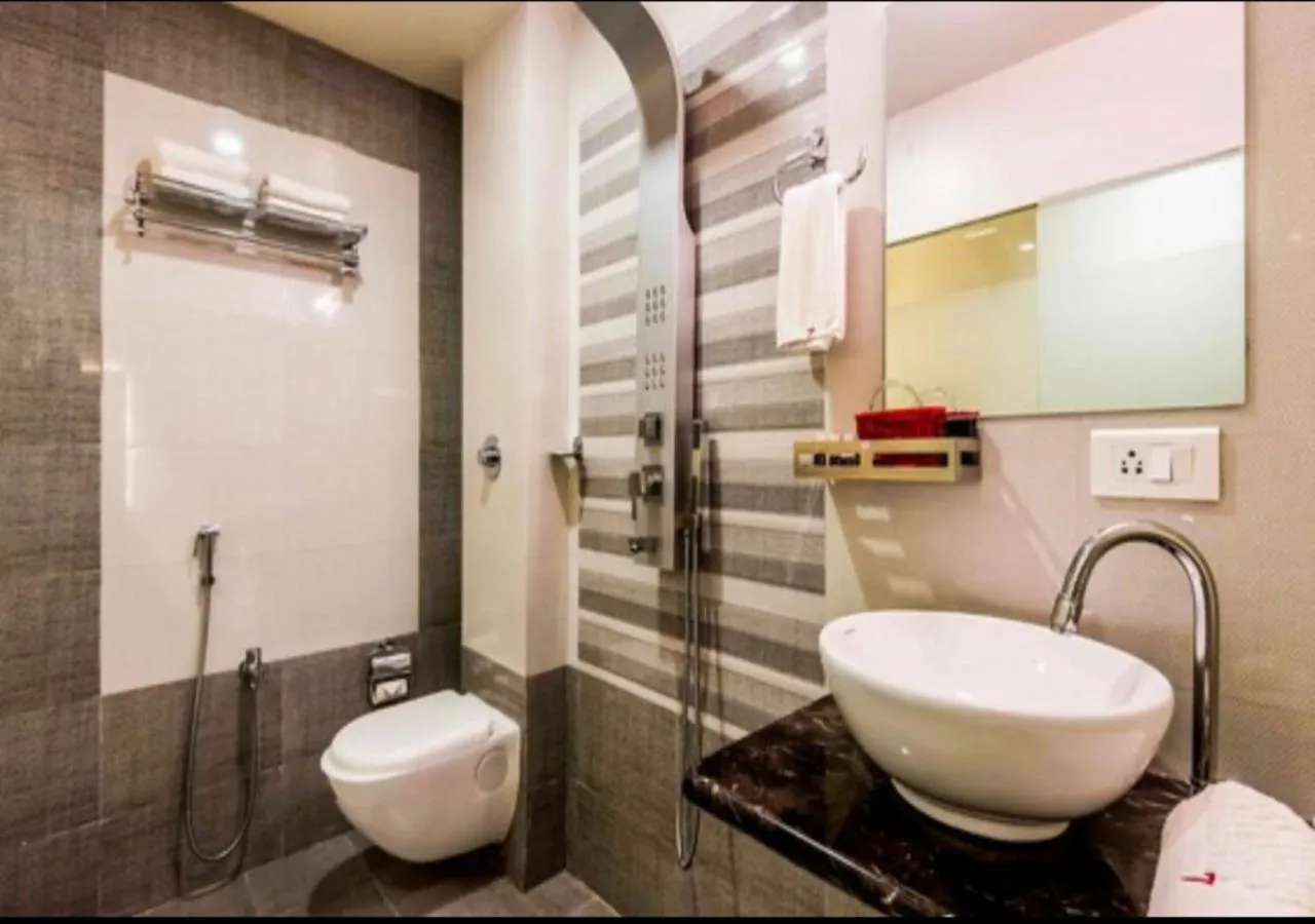 Shower in Hotel Elite Continental- Near Mumbai International Airport Andheri East