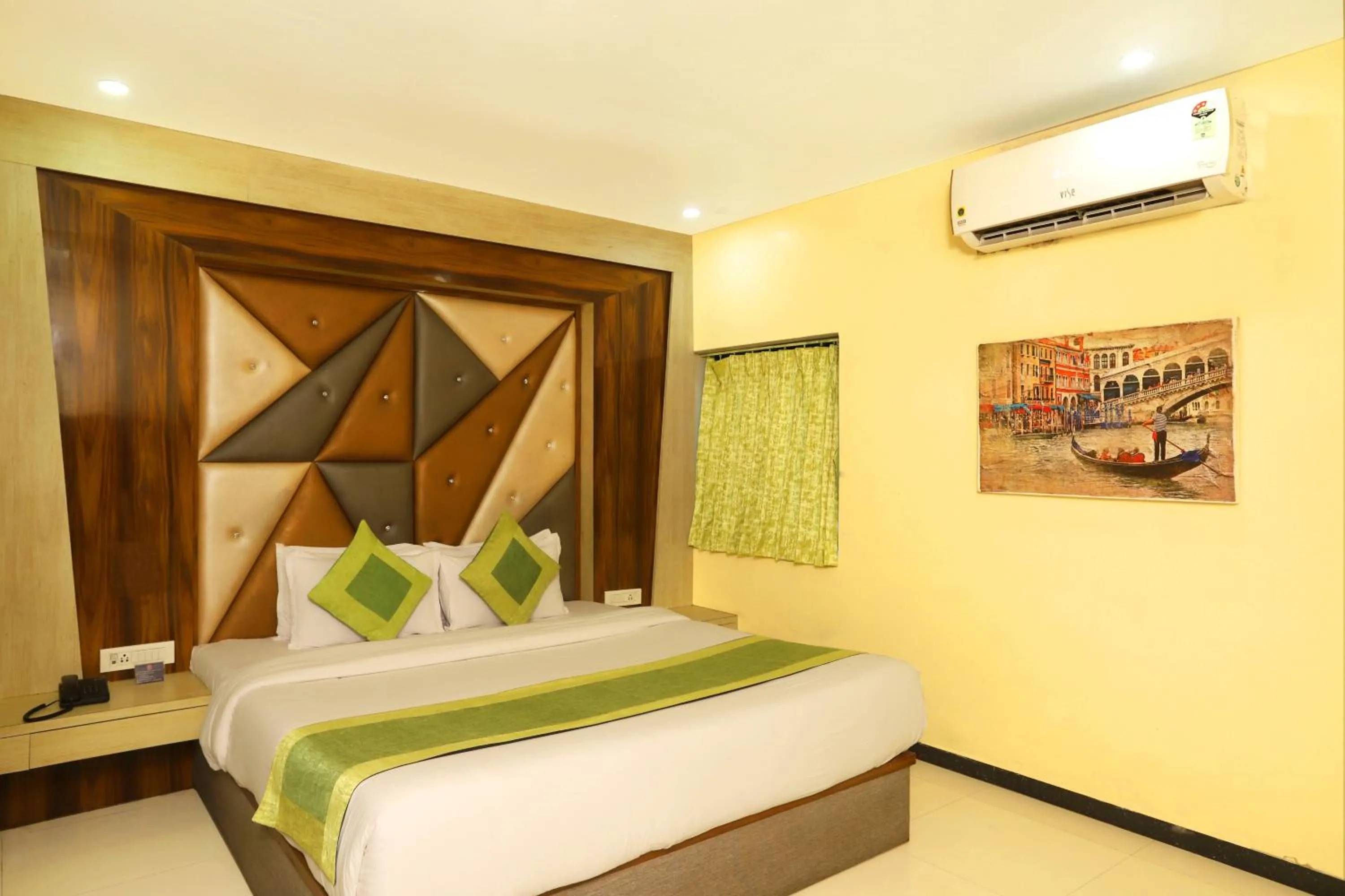 Bed in Hotel Elite Continental- Near Mumbai International Airport Andheri East