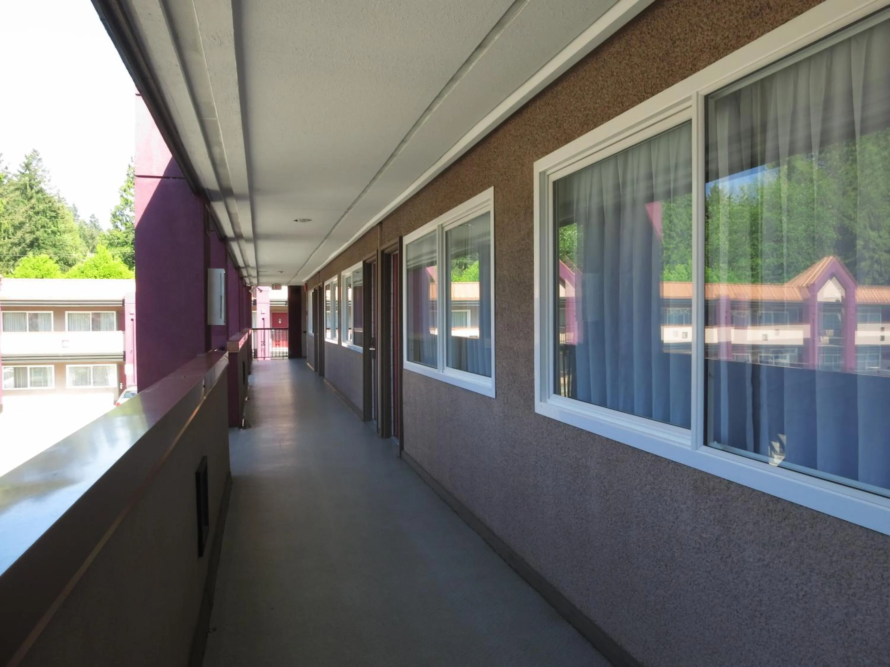 Facade/entrance in North Vancouver Hotel