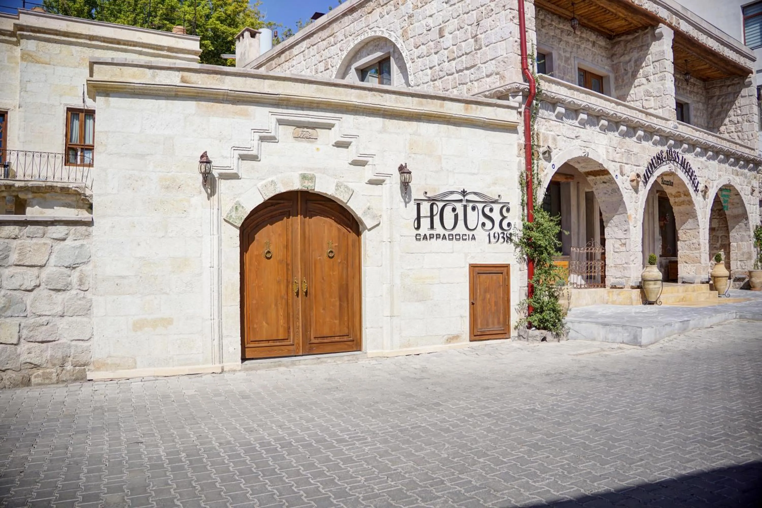 Facade/entrance in House 1938 Special Cave Hotel