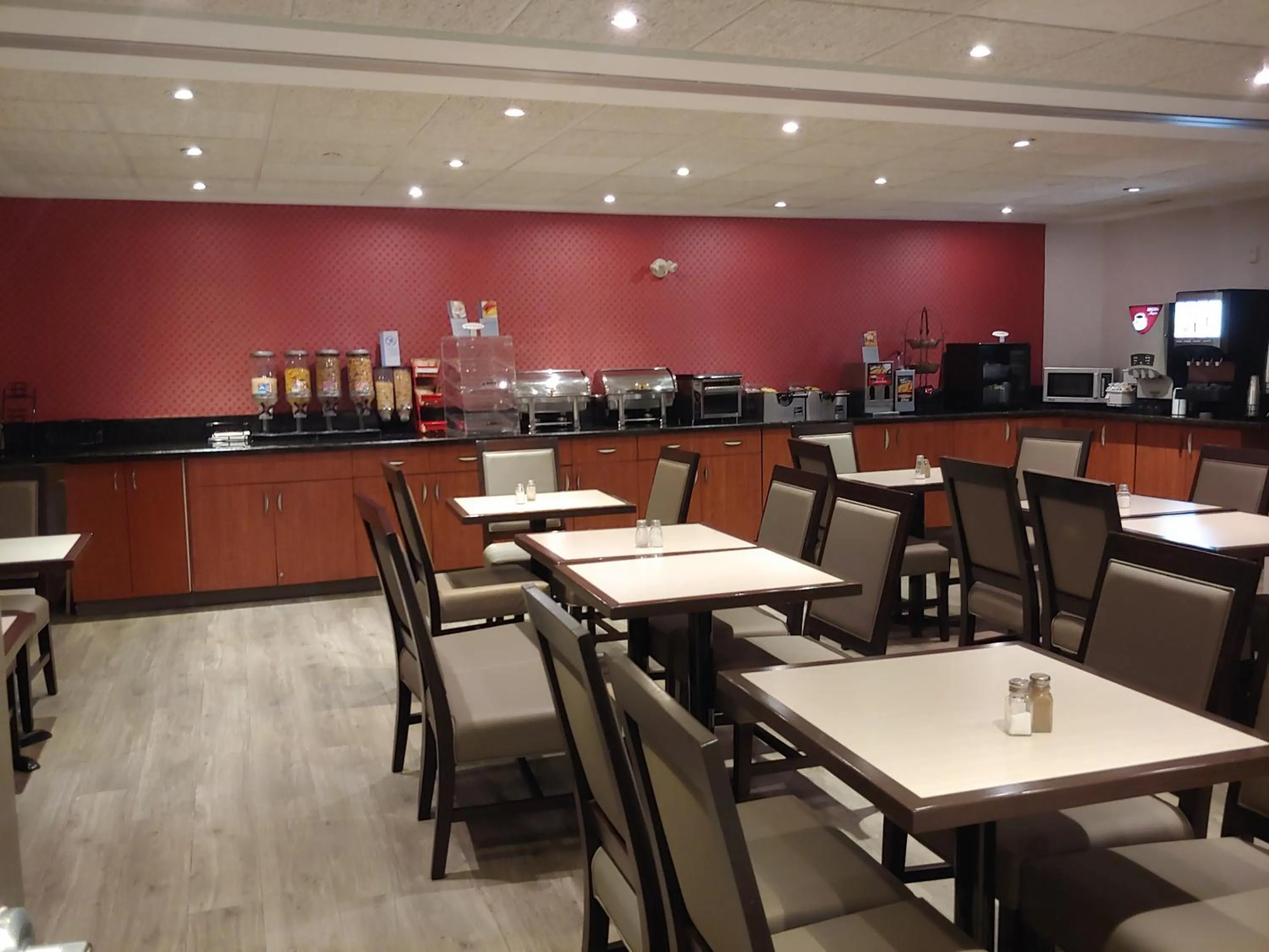 Dining area in Best Western Plus Burlington Inn & Suites