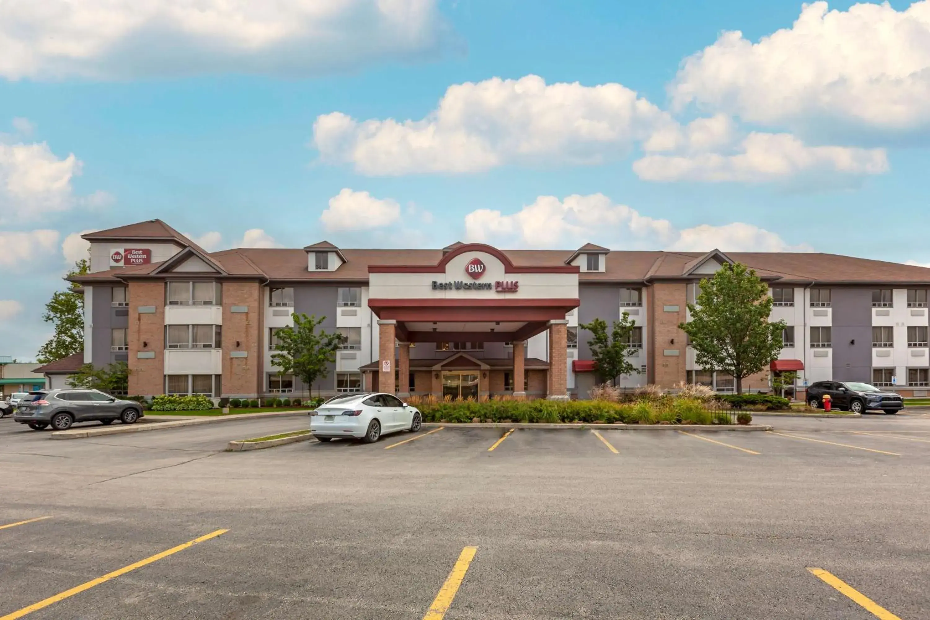Property building in Best Western Plus Burlington Inn & Suites Property building in Best Western Plus Burlington Inn & Suites