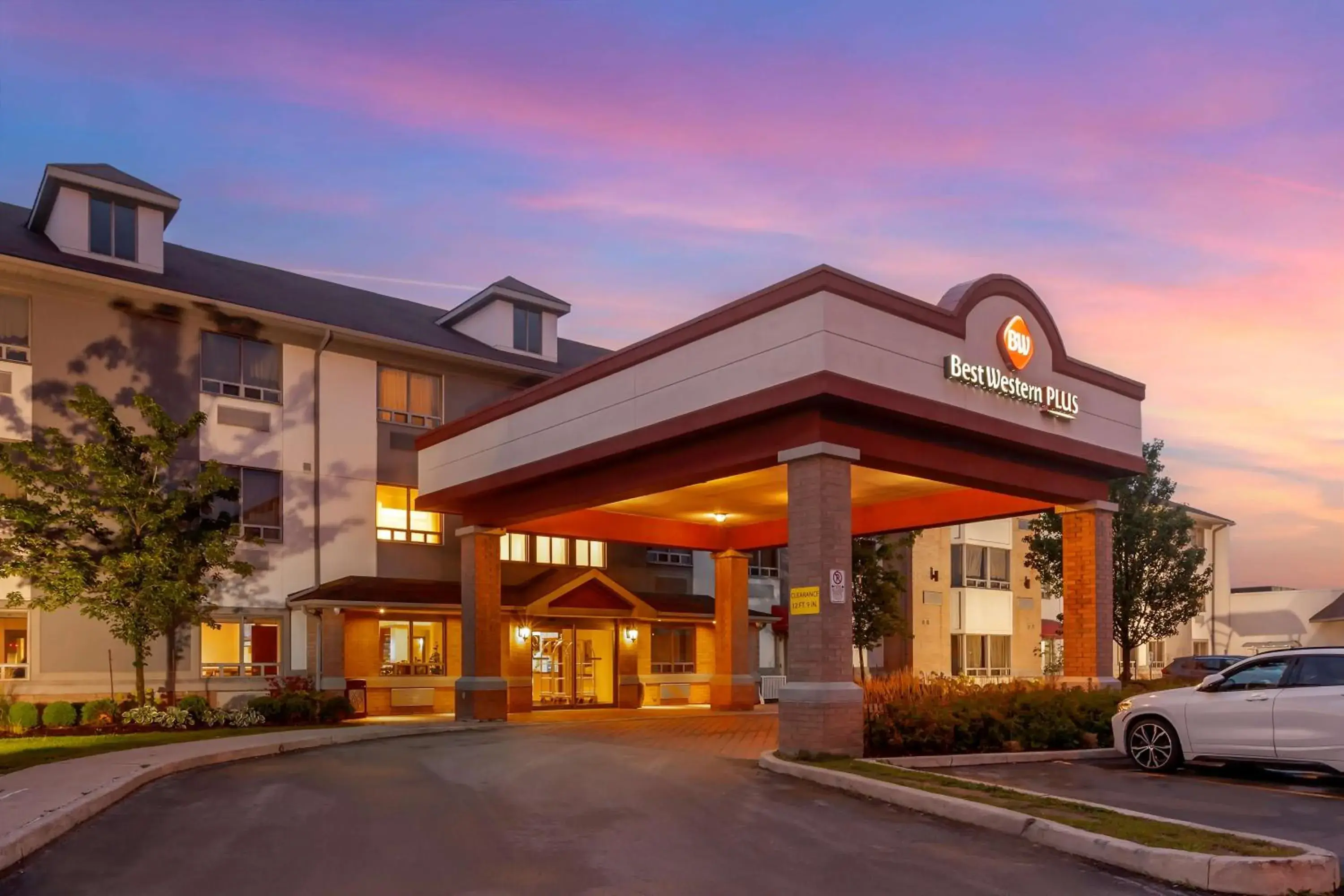Property building in Best Western Plus Burlington Inn & Suites Property building in Best Western Plus Burlington Inn & Suites