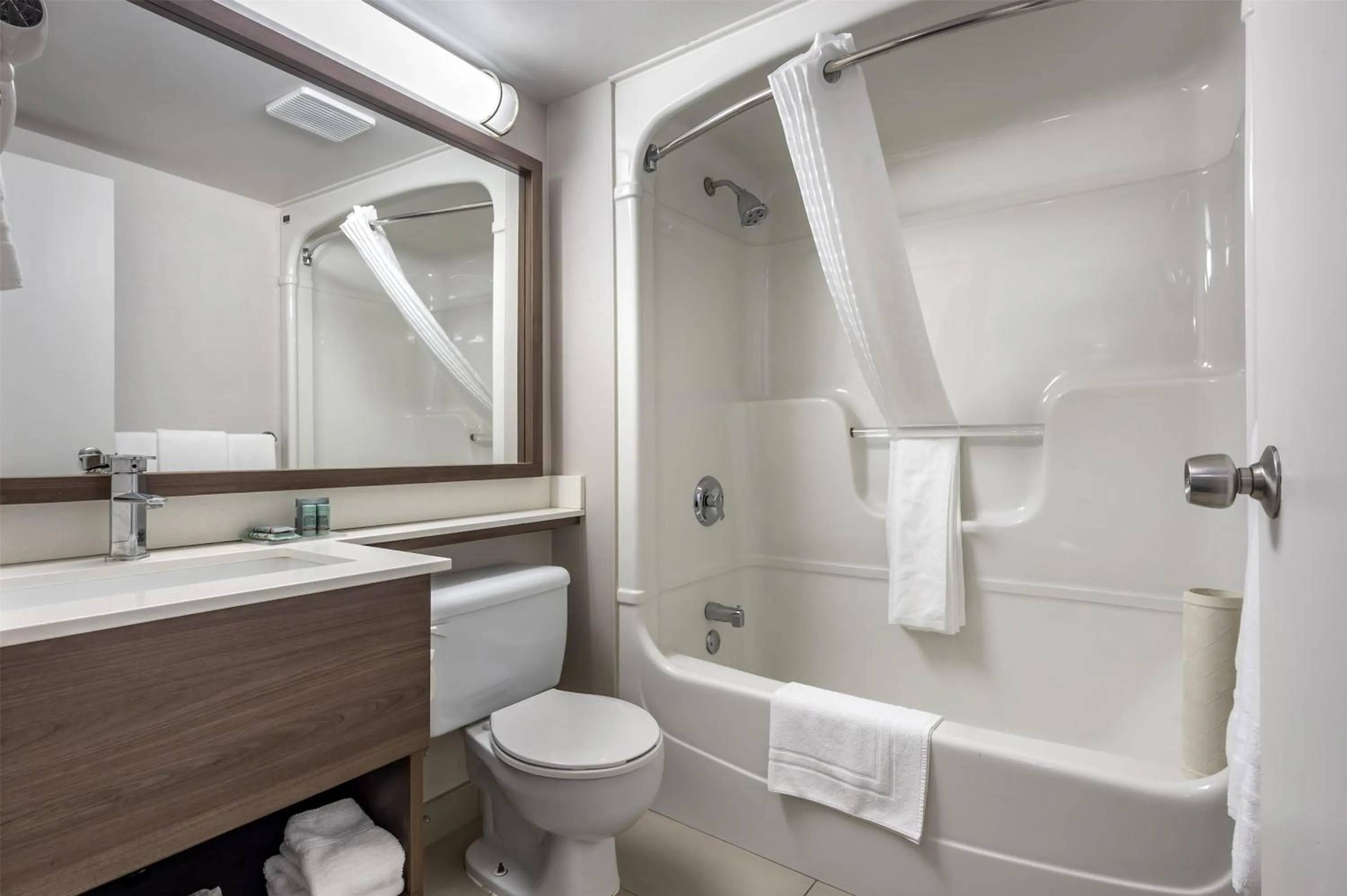 Bathroom in Best Western Hotel Brossard