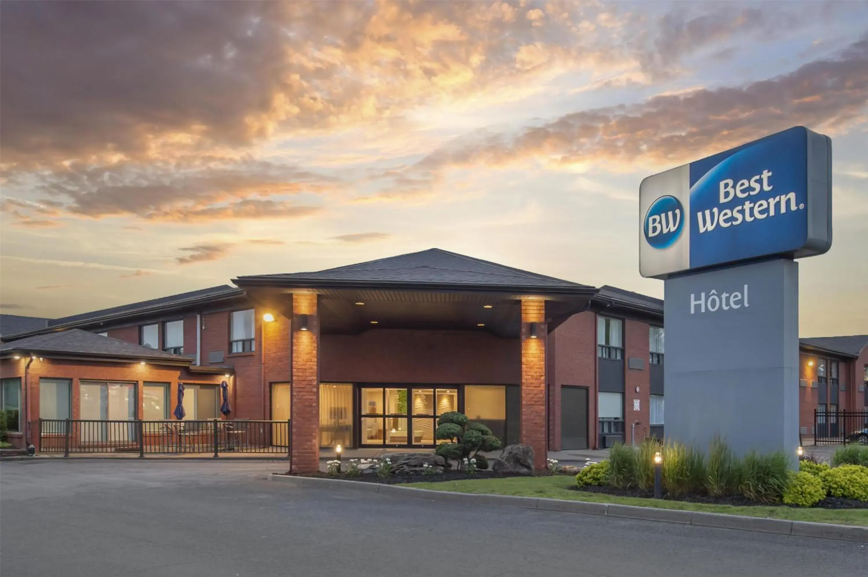 Property building in Best Western Hotel Brossard Property building in Best Western Hotel Brossard