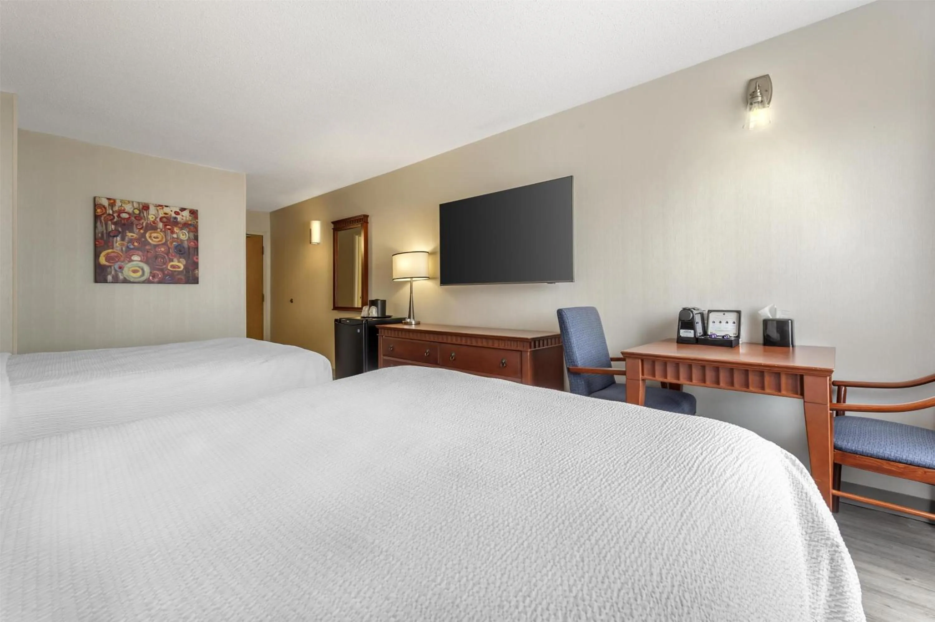 Bathroom, Bed in Best Western Hotel Brossard