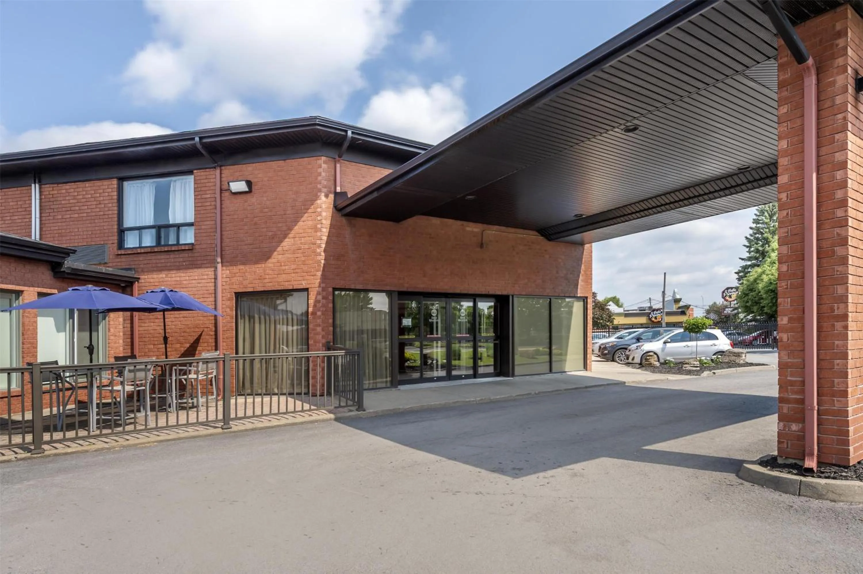 Property building in Best Western Hotel Brossard