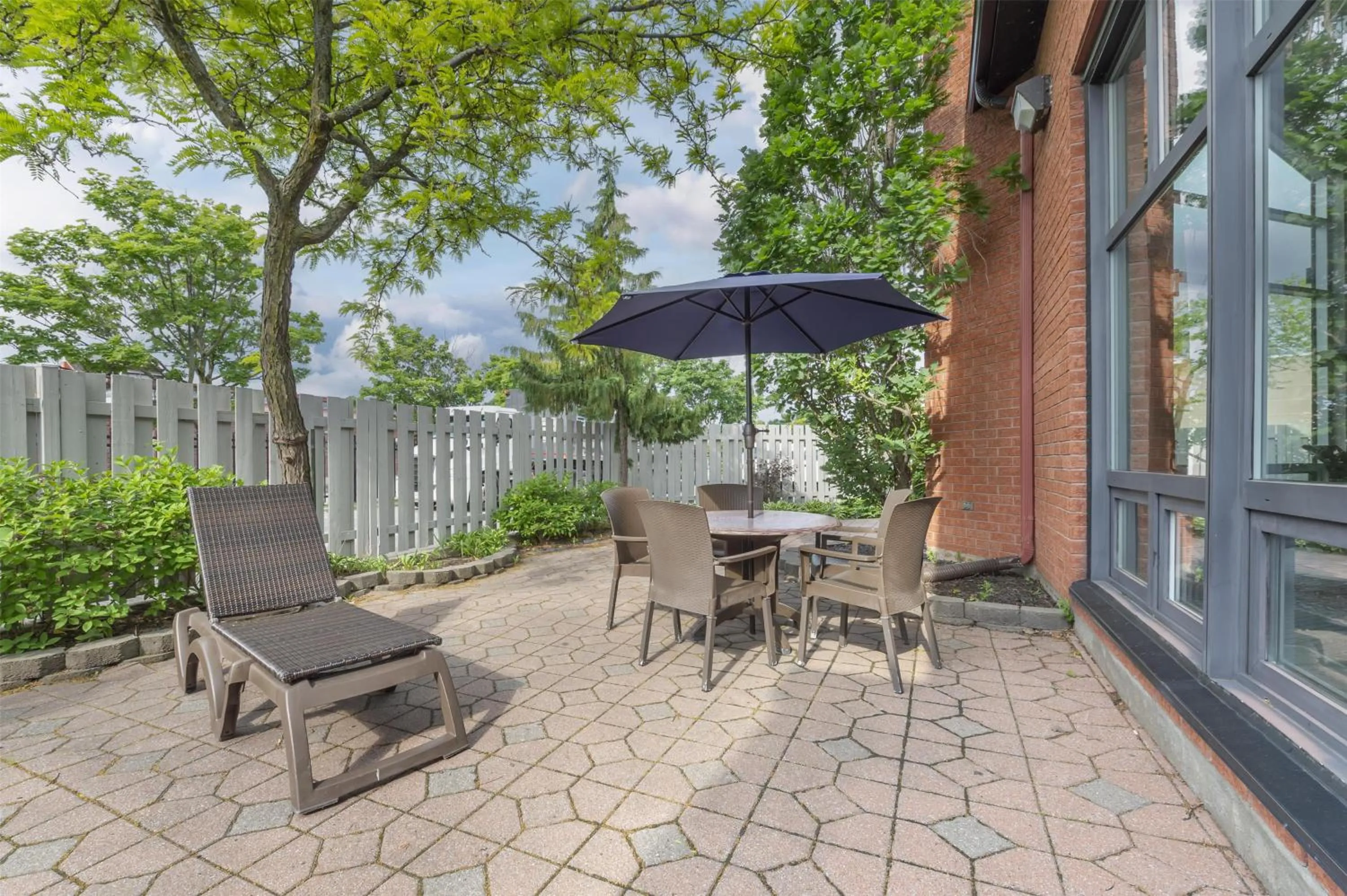 Property building in Best Western Hotel Brossard