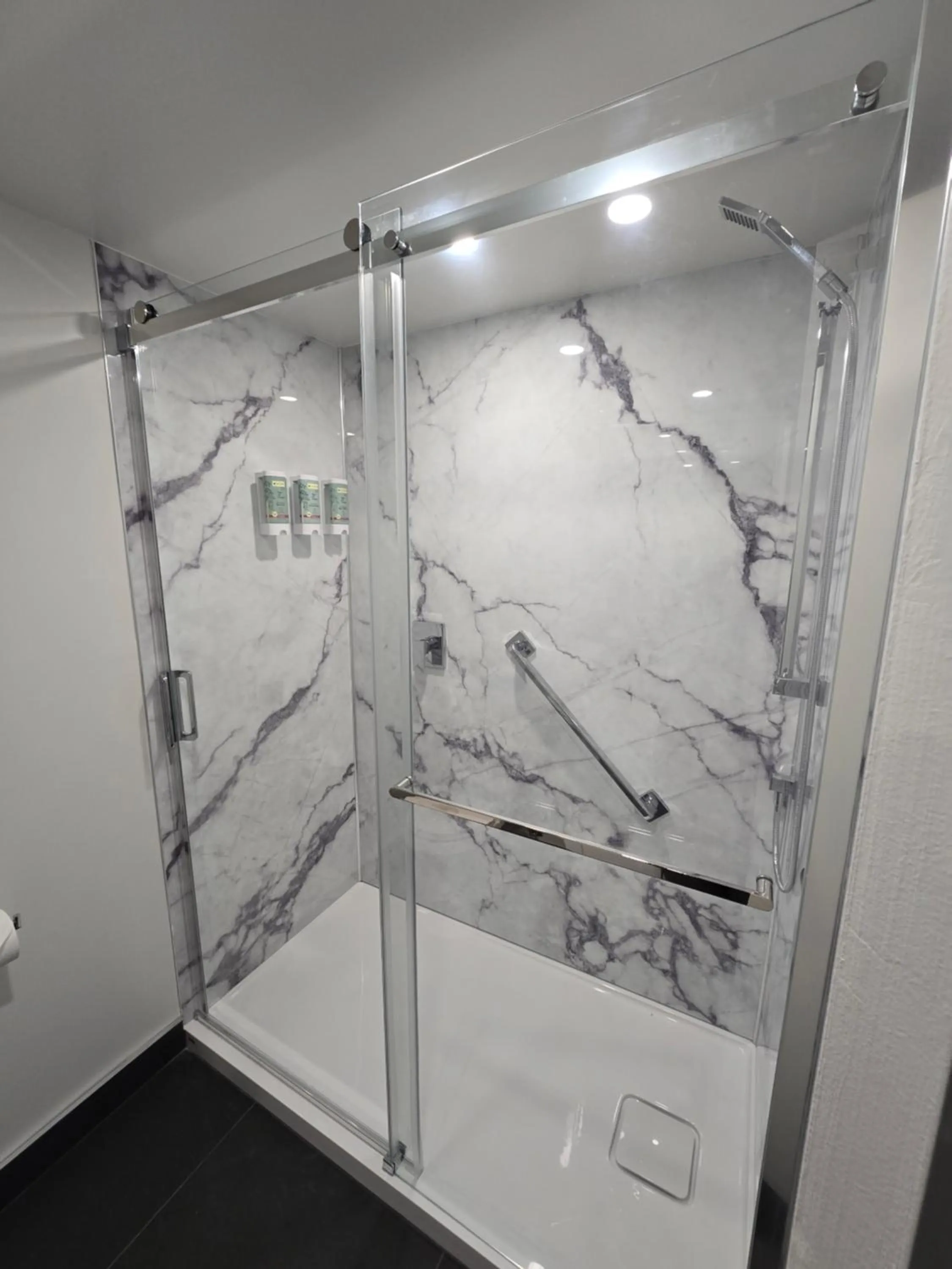 Shower in Best Western Hotel Brossard