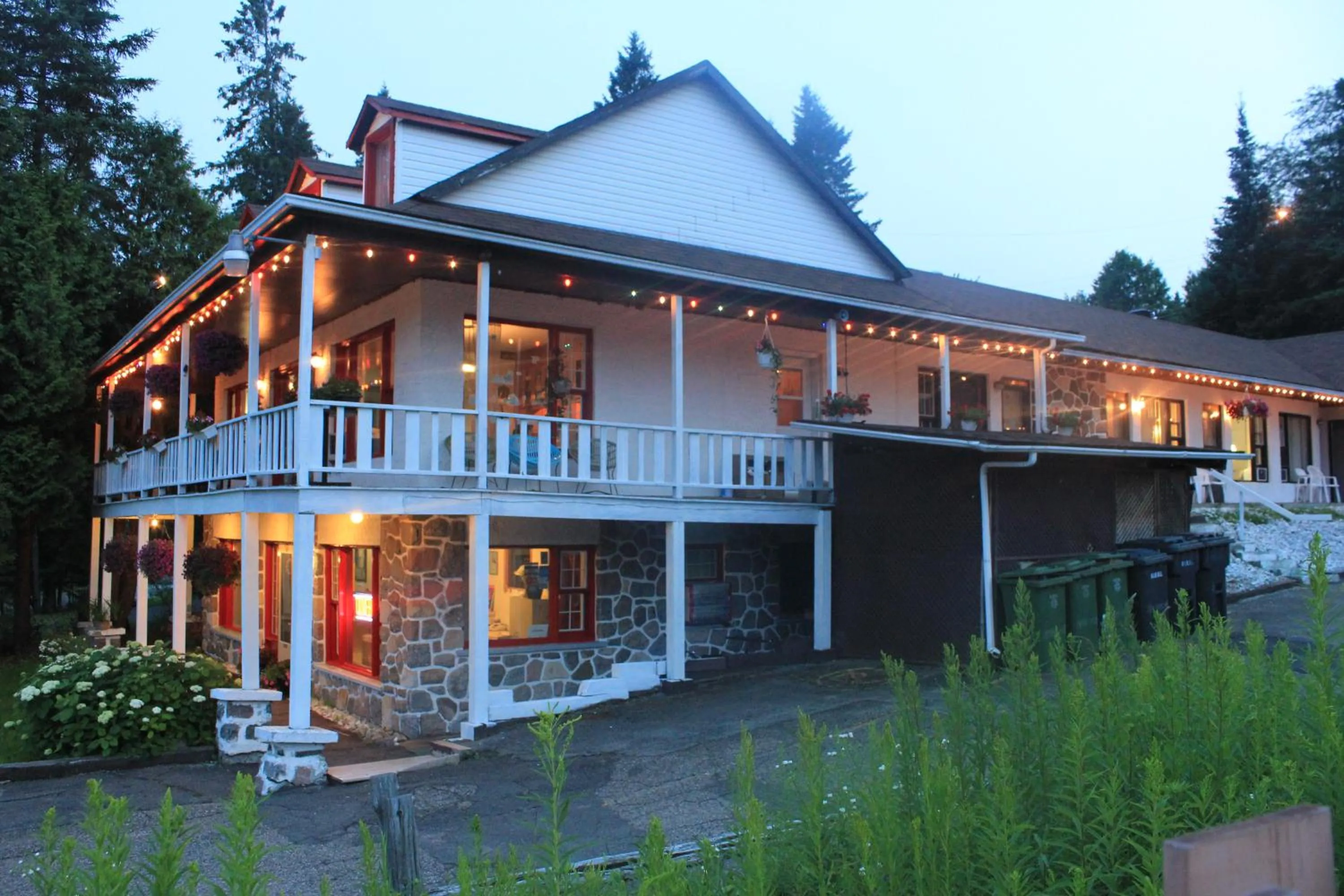 Property building in Motel Des Pays D'En Haut