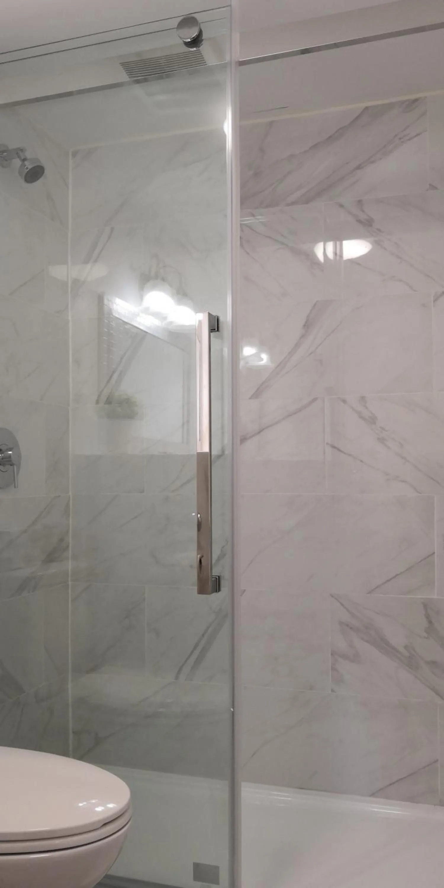 Shower in Motel Des Pays D'En Haut