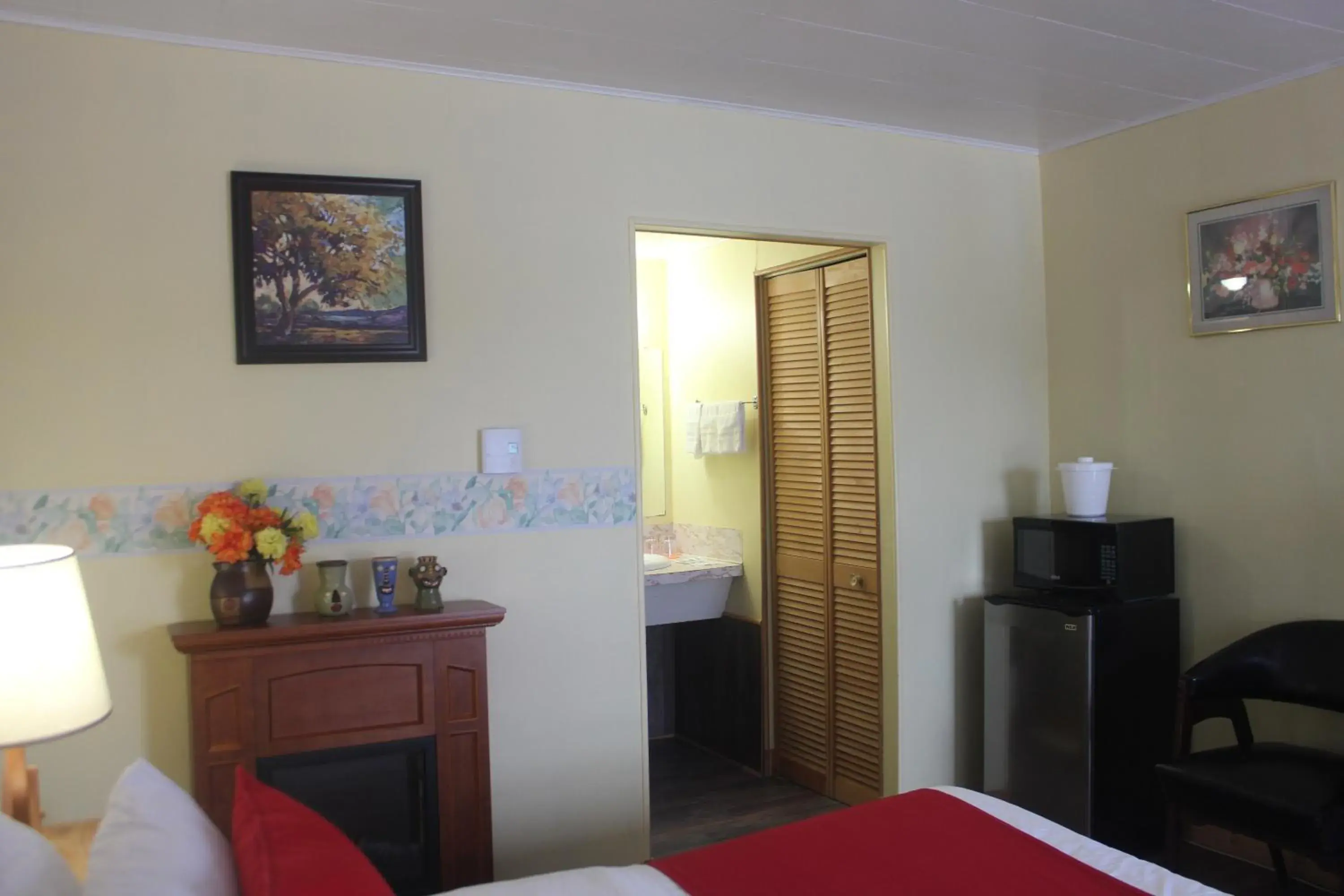 Regular Triple Room in Motel Des Pays D'En Haut Regular Triple Room in Motel Des Pays D'En Haut