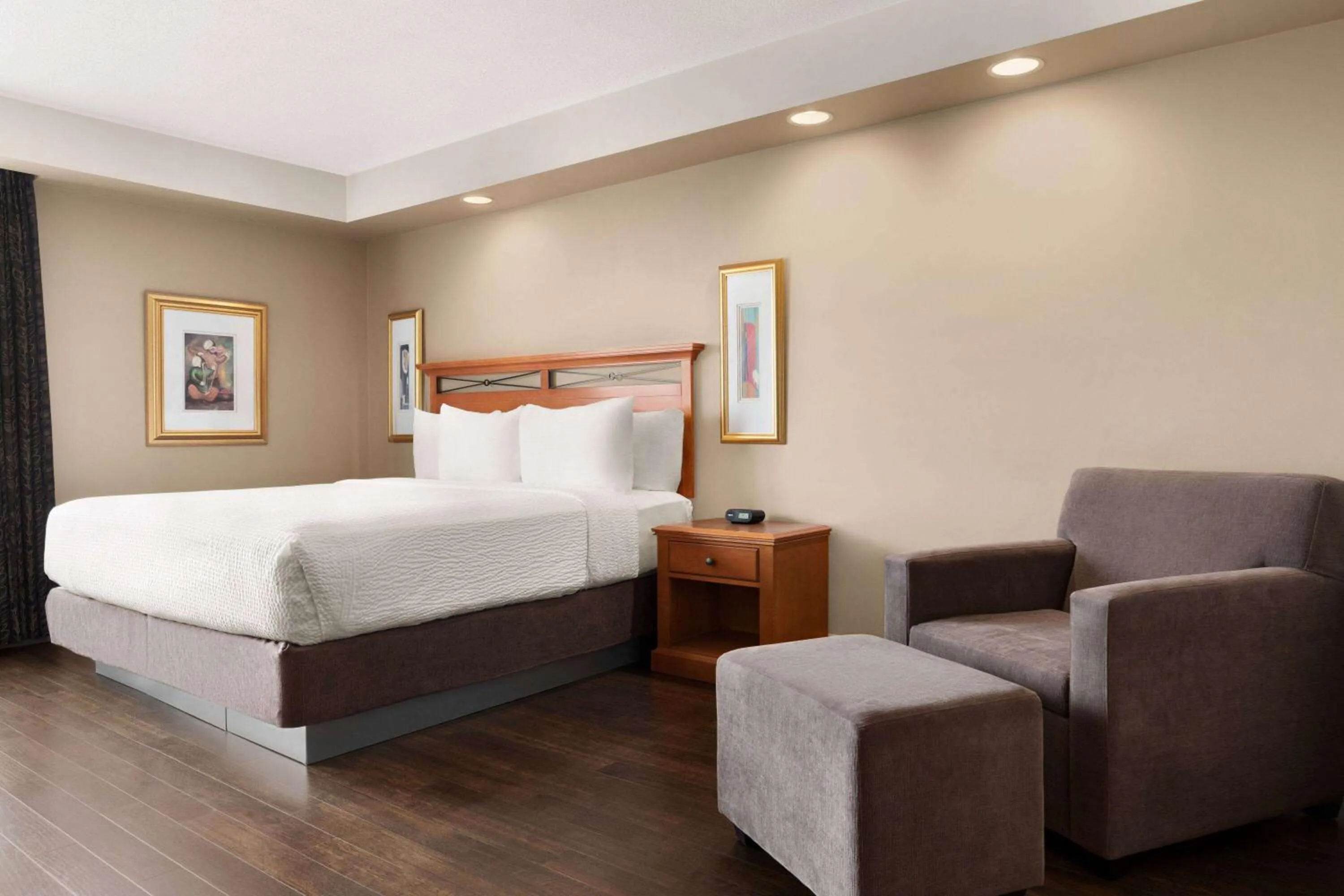 Photo of the whole room, Bed in Royal Hotel Calgary, Trademark Collection by Wyndham