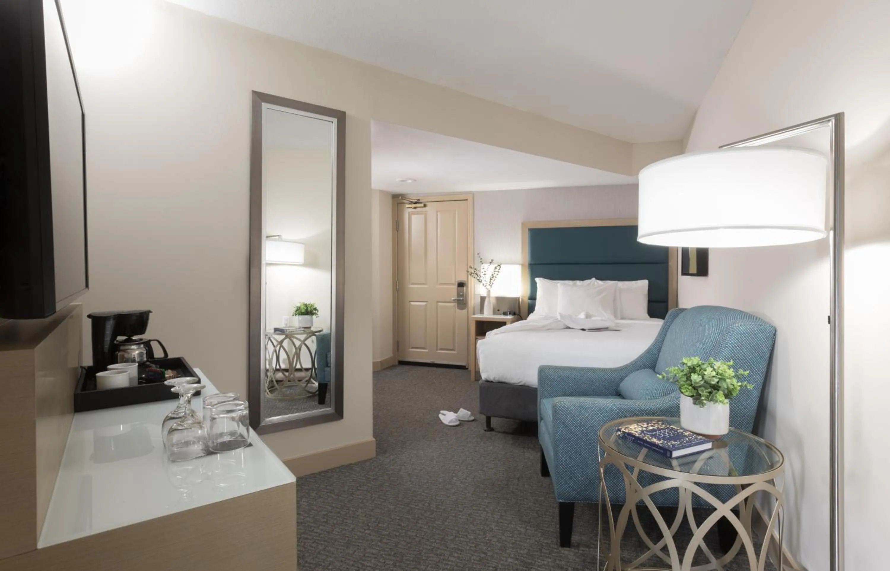 Photo of the whole room, Bed in The Crystal Lodge