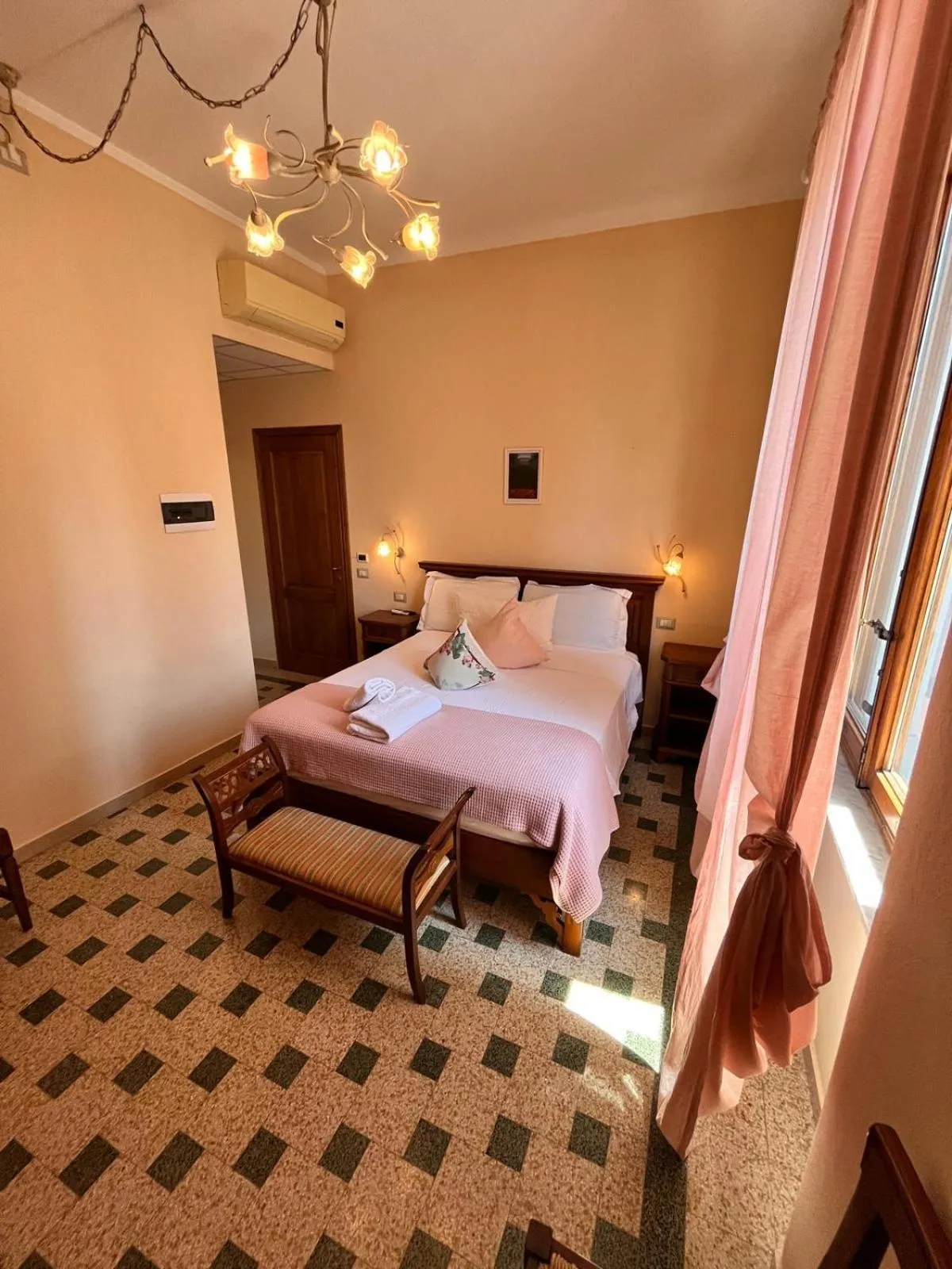 Bed in BnB Villa Melany vicino Centro