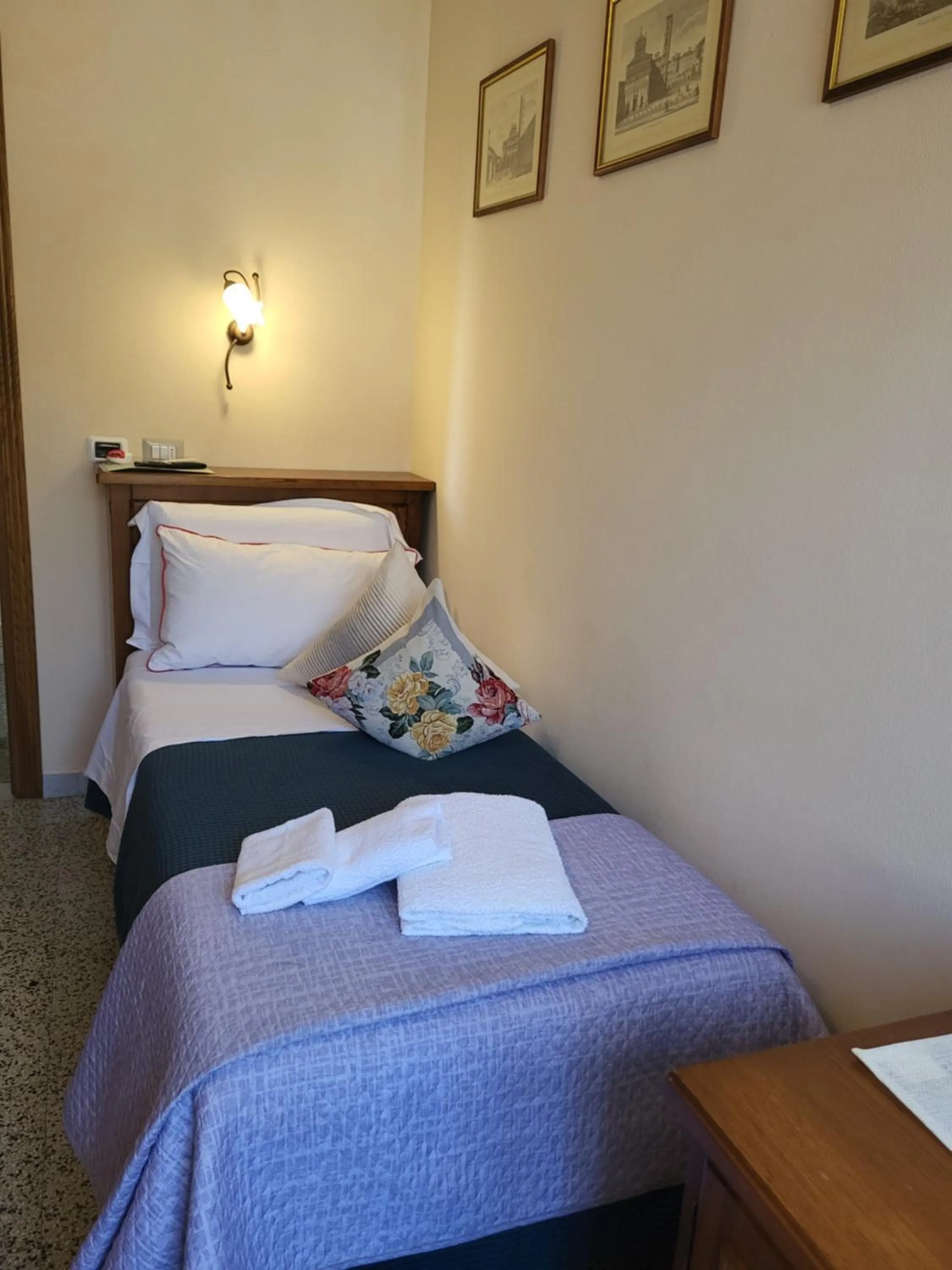 Bed in BnB Villa Melany vicino Centro