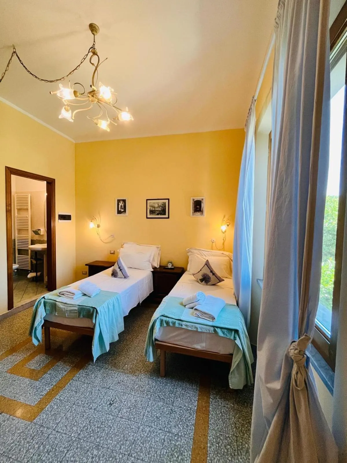 Bed in BnB Villa Melany vicino Centro