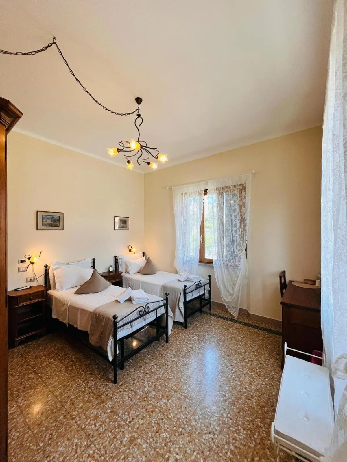 Bed in BnB Villa Melany vicino Centro